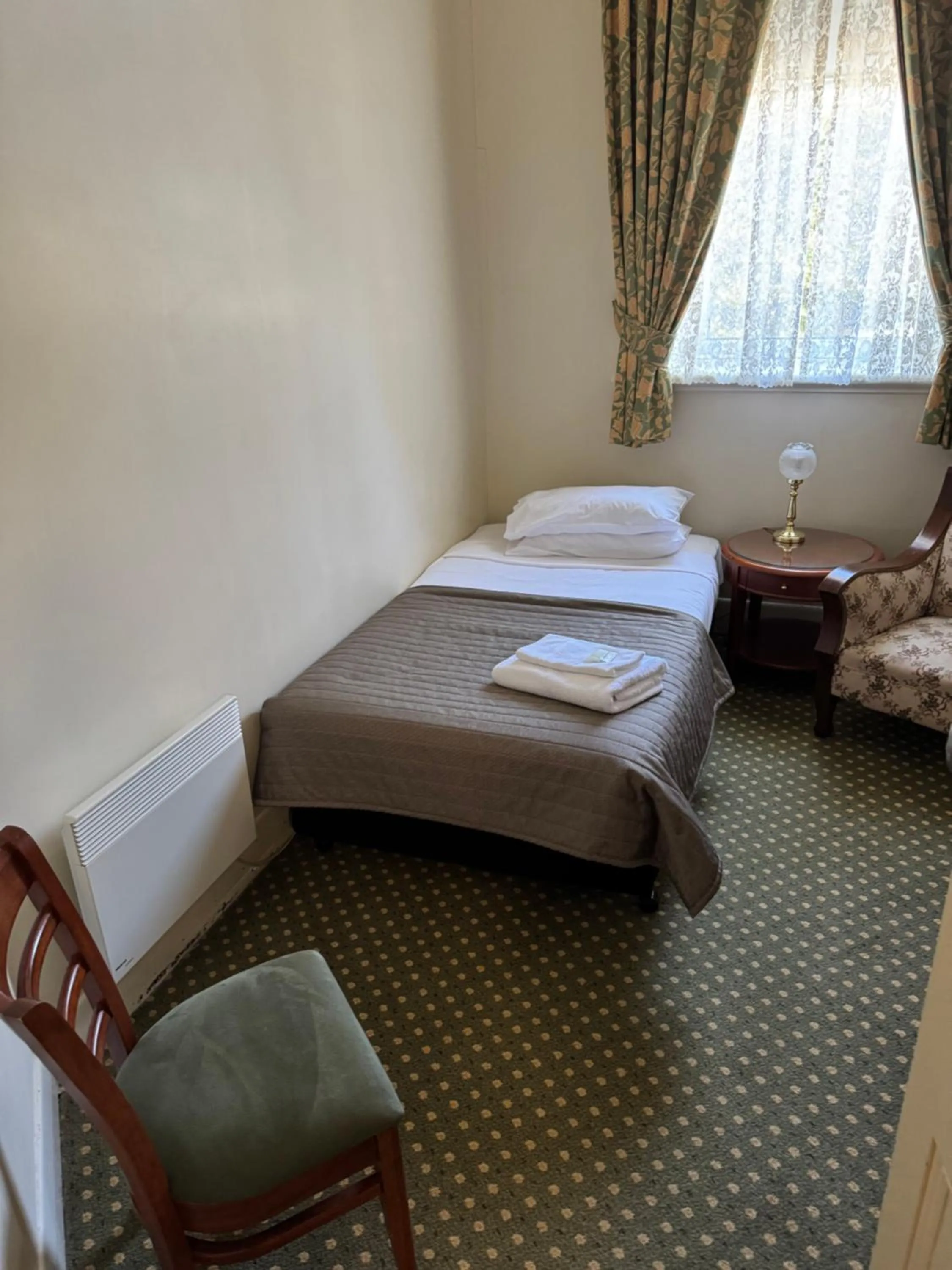 Bed in American Hotel Creswick