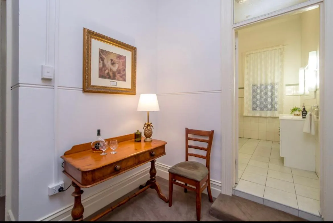 Shower in American Hotel Creswick