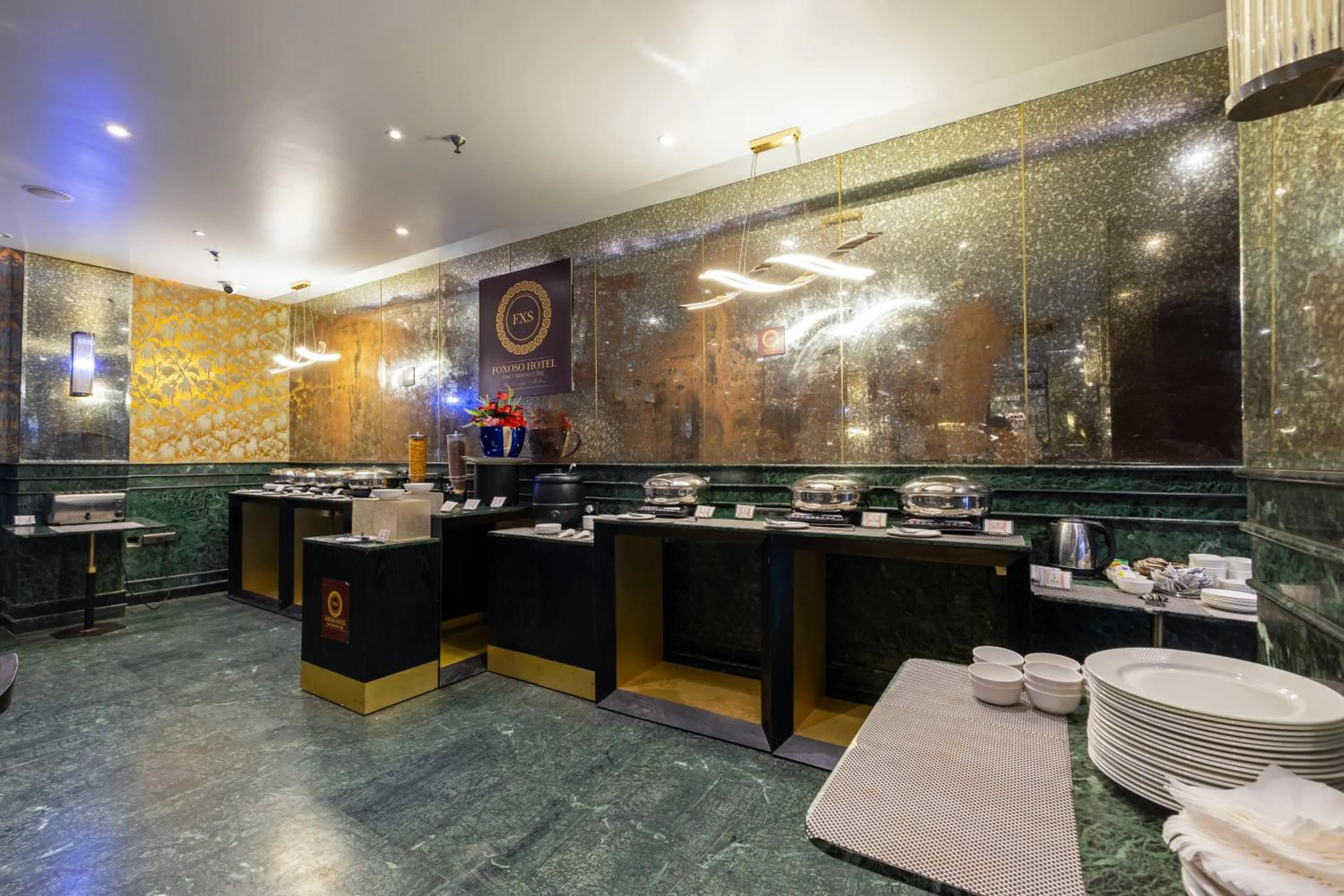 Restaurant/places to eat in Foxoso Hotel Delhi Airport