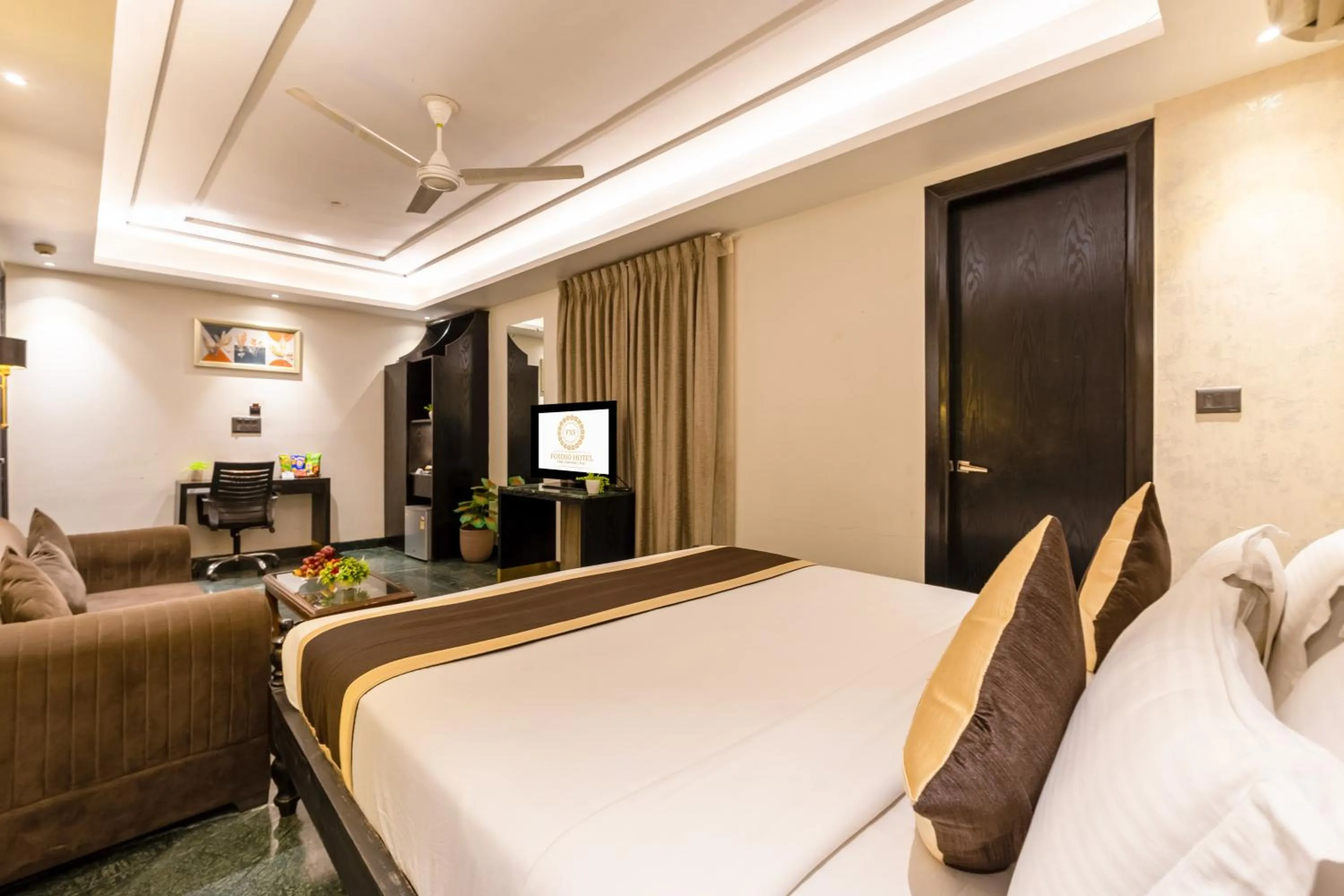 Bed in Foxoso Hotel Delhi Airport