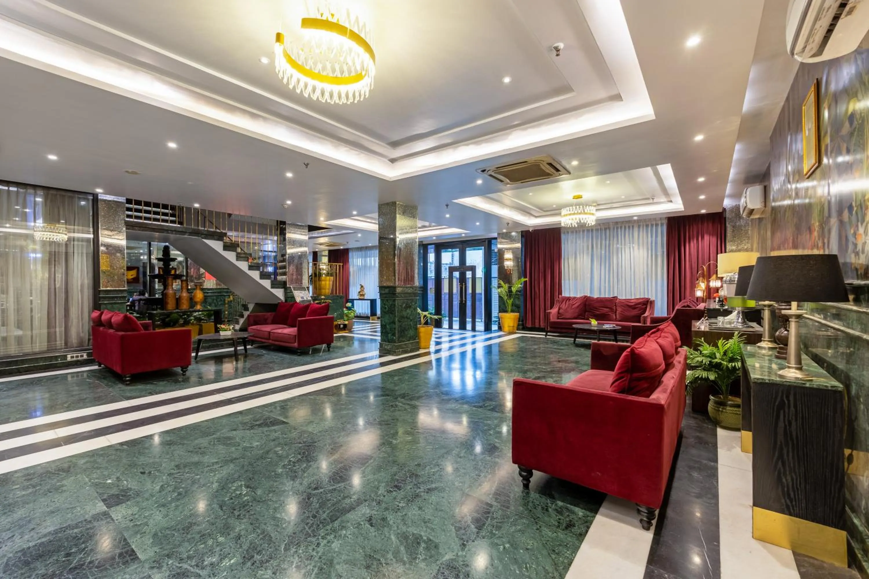 Lobby or reception in Foxoso Hotel Delhi Airport