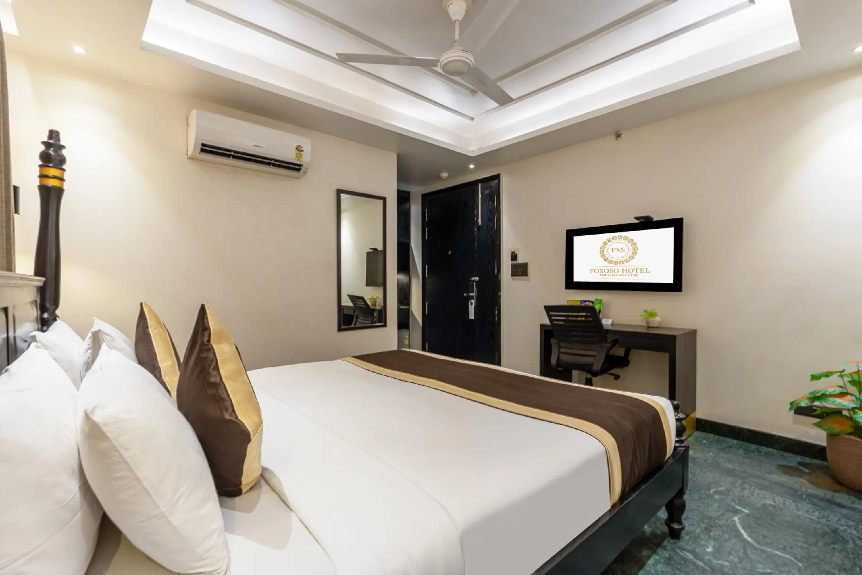 Bed in Foxoso Hotel Delhi Airport