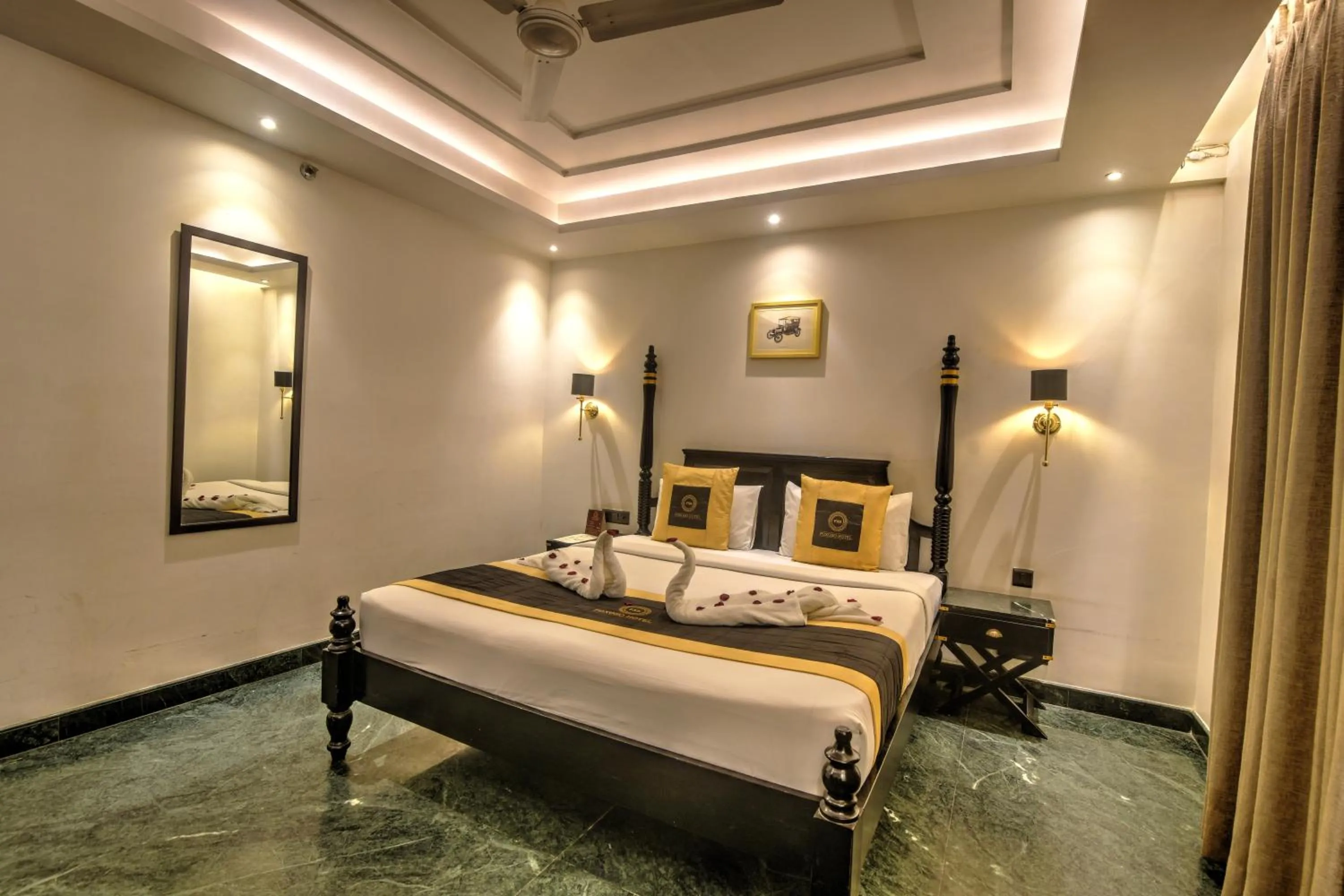 Bed in Foxoso Hotel Delhi Airport