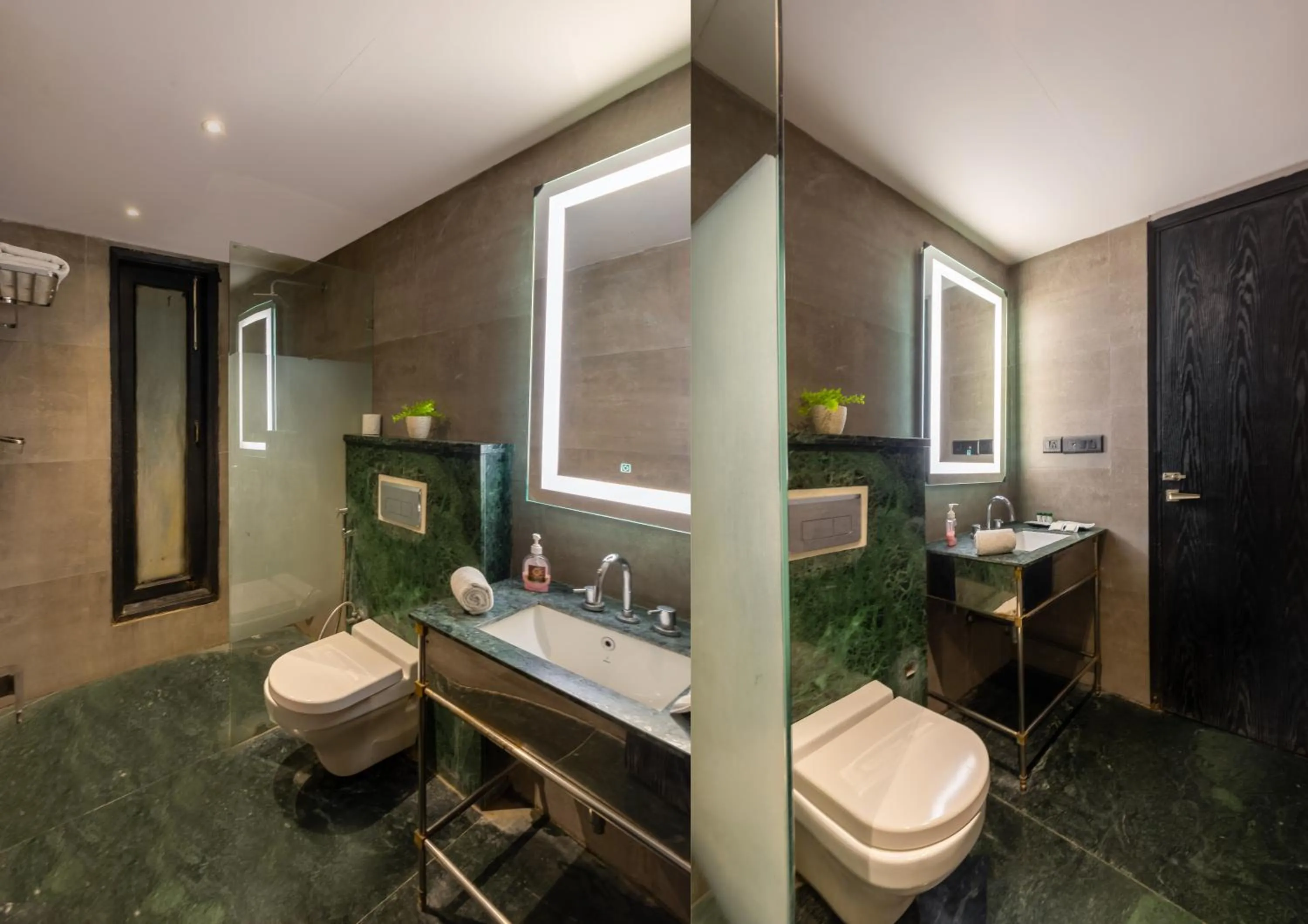 Bathroom in Foxoso Hotel Delhi Airport