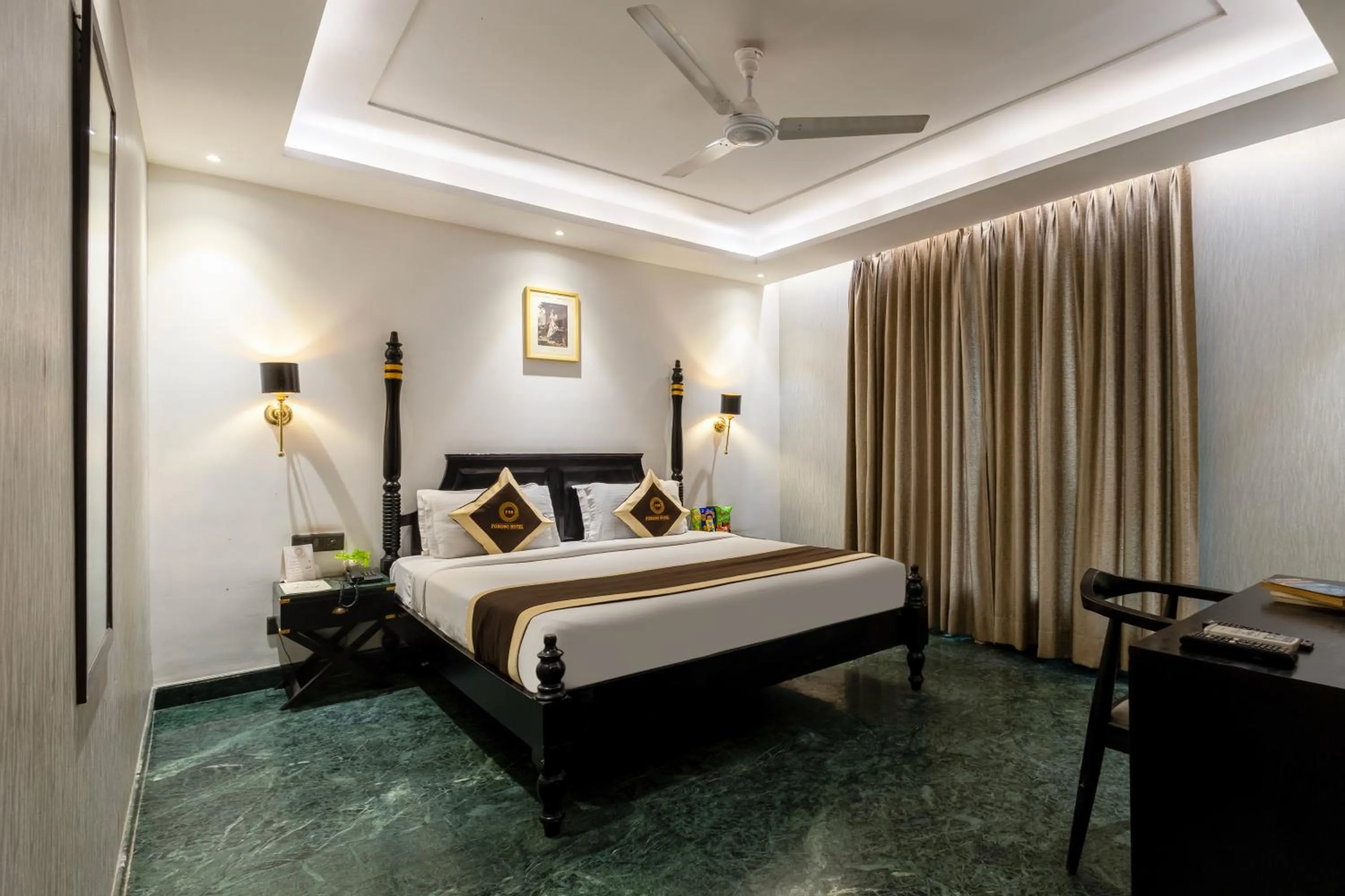 Bed in Foxoso Hotel Delhi Airport