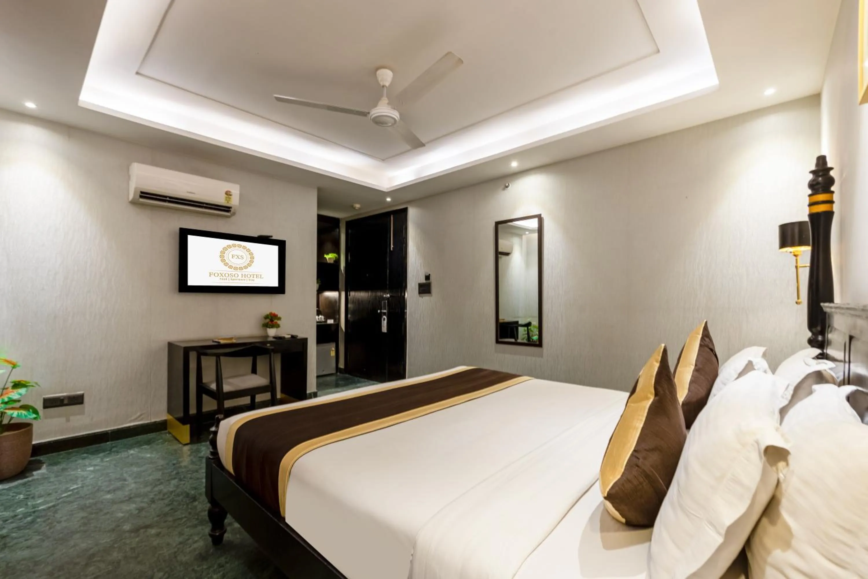 Bed in Foxoso Hotel Delhi Airport