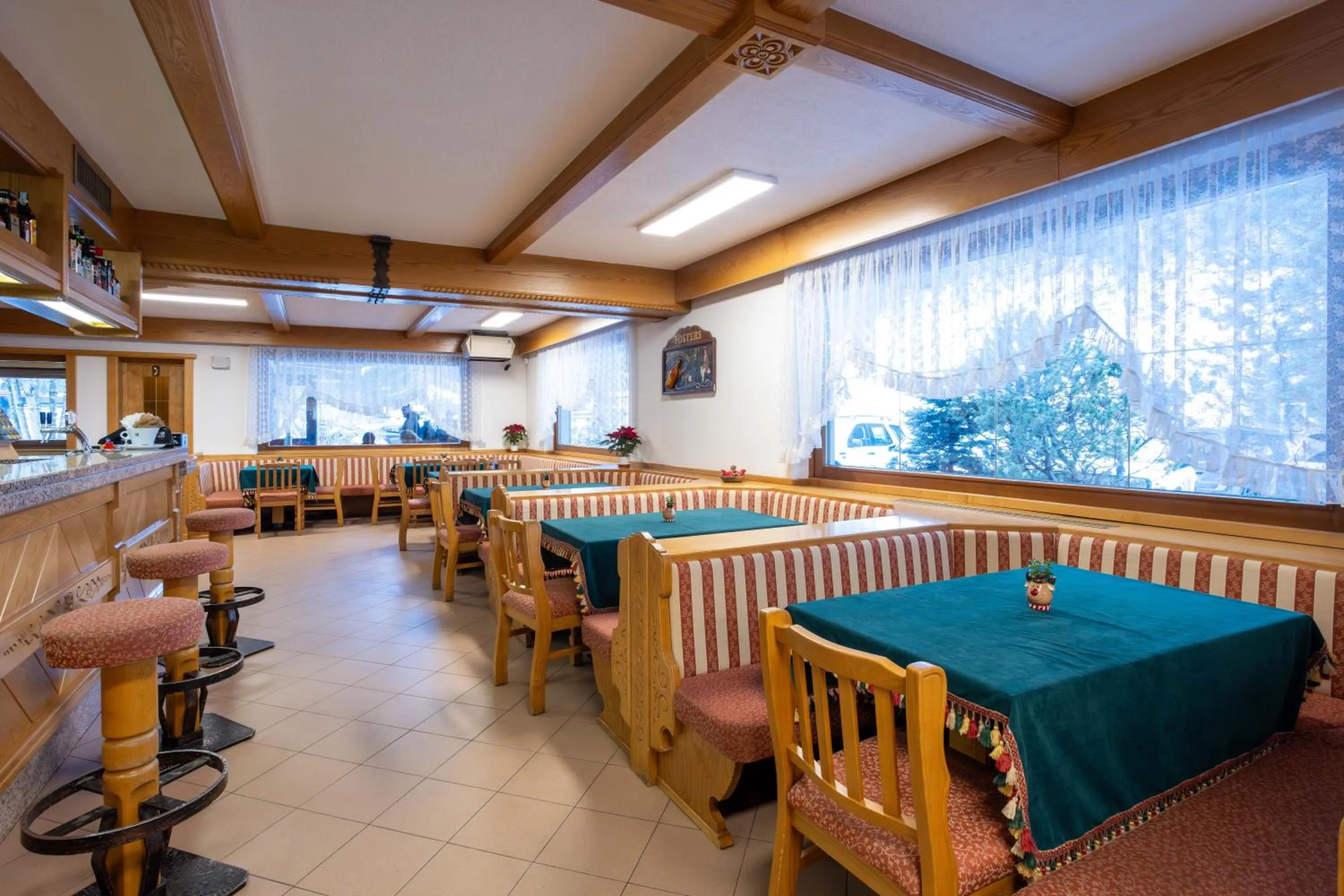 Lounge or bar in Hotel Sella Ronda Serenella - A 50 mt dalle piste da sci