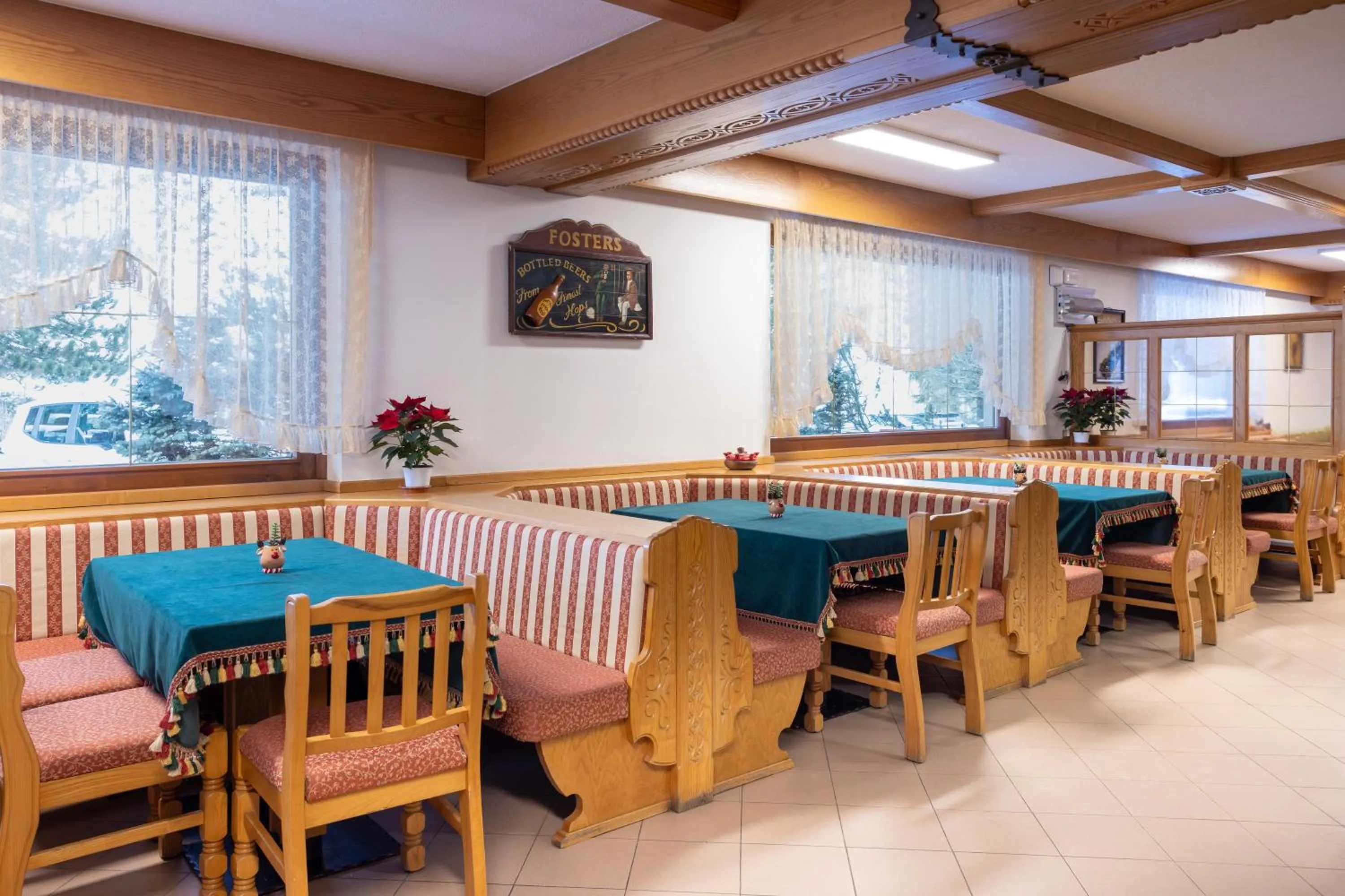 Lounge or bar in Hotel Sella Ronda Serenella - A 50 mt dalle piste da sci