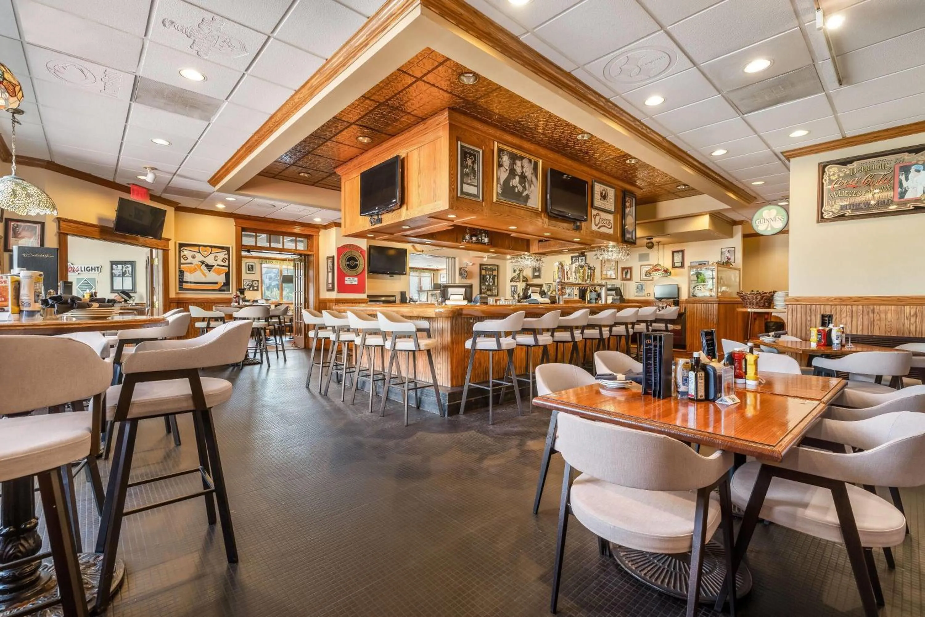 Lounge or bar in Ramada by Wyndham State College Hotel & Conference Center