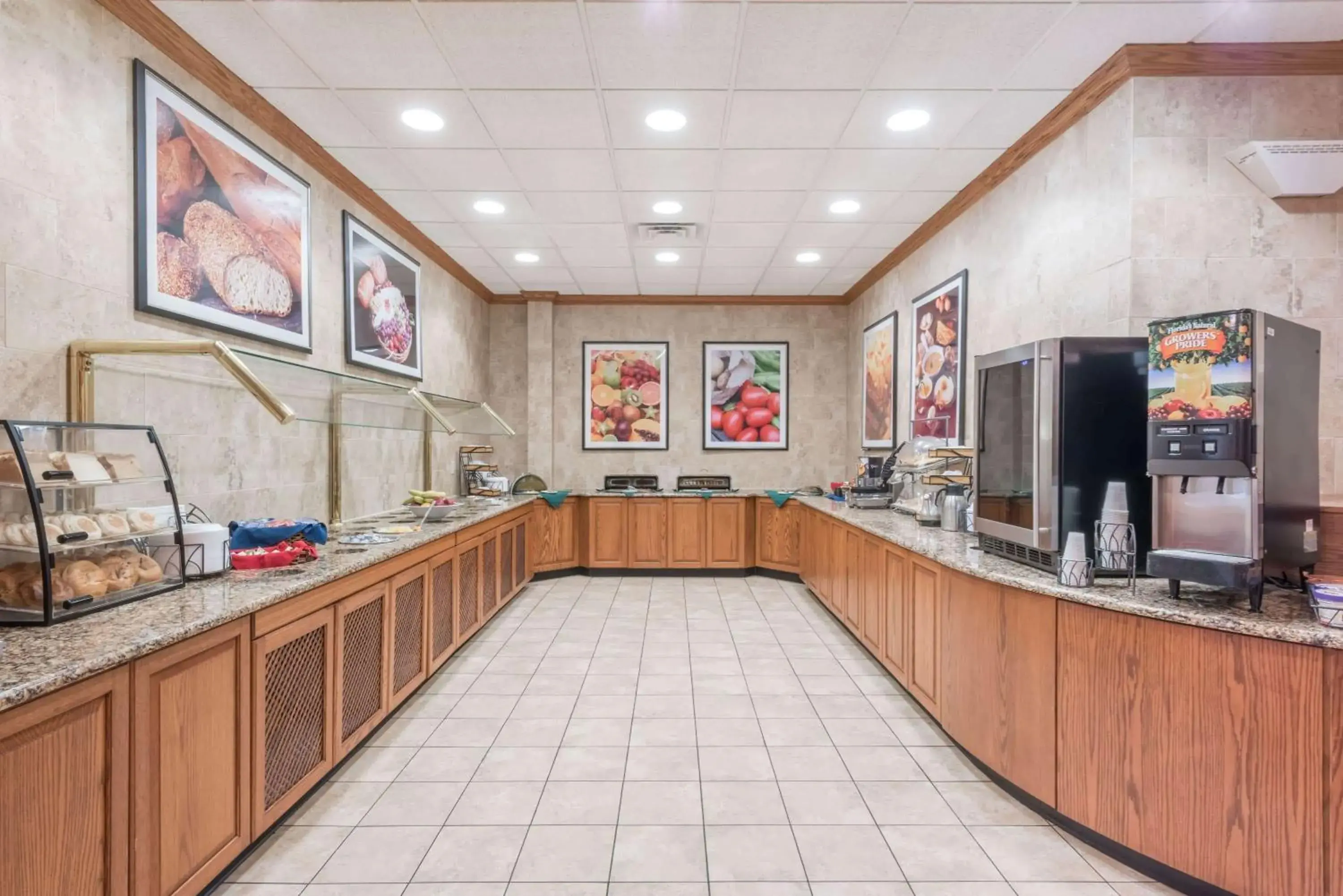 Restaurant/places to eat in Ramada by Wyndham State College Hotel & Conference Center Restaurant/places to eat in Ramada by Wyndham State College Hotel & Conference Center