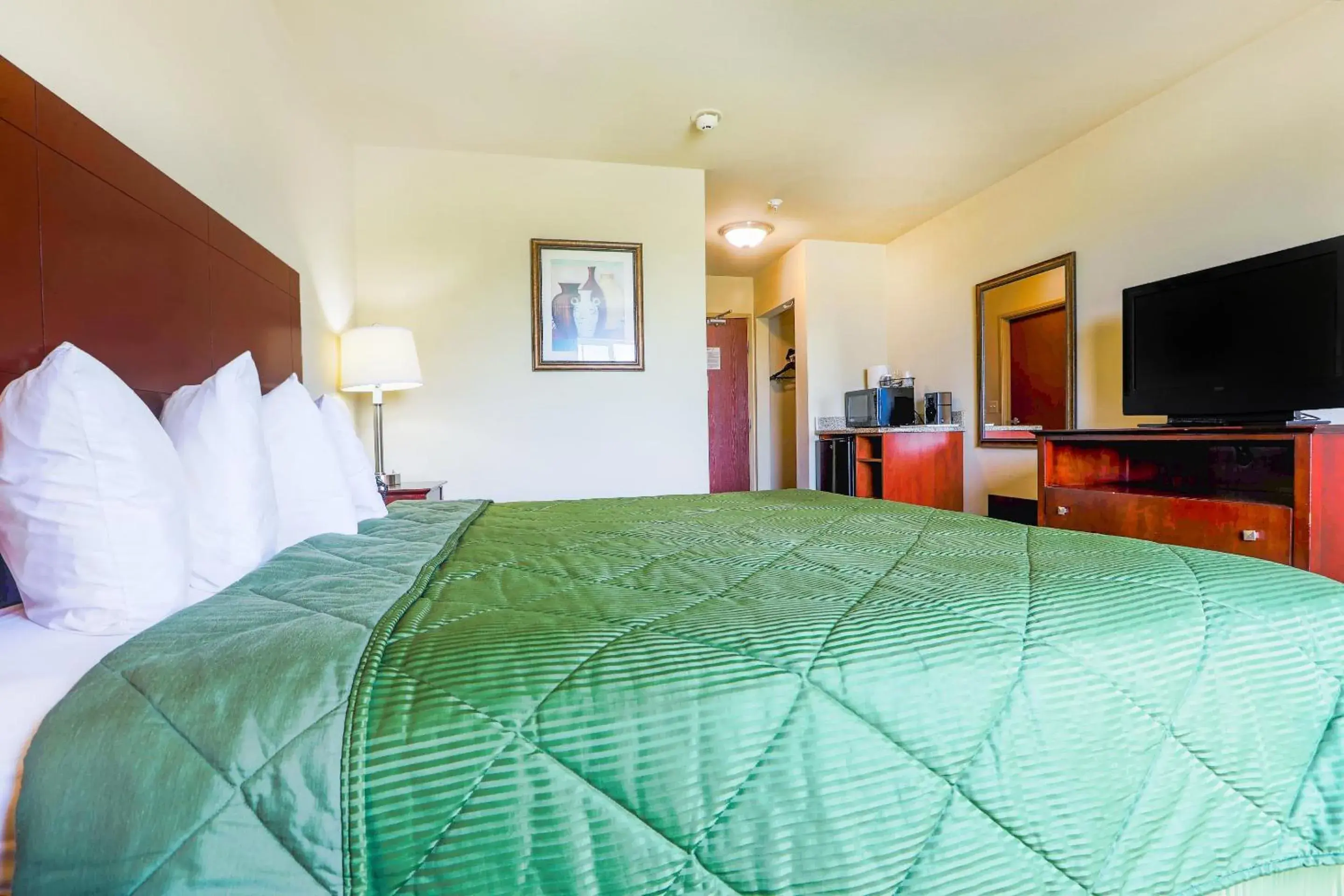 Bedroom in Evansville Inn & Suites by OYO Bedroom in Evansville Inn & Suites by OYO