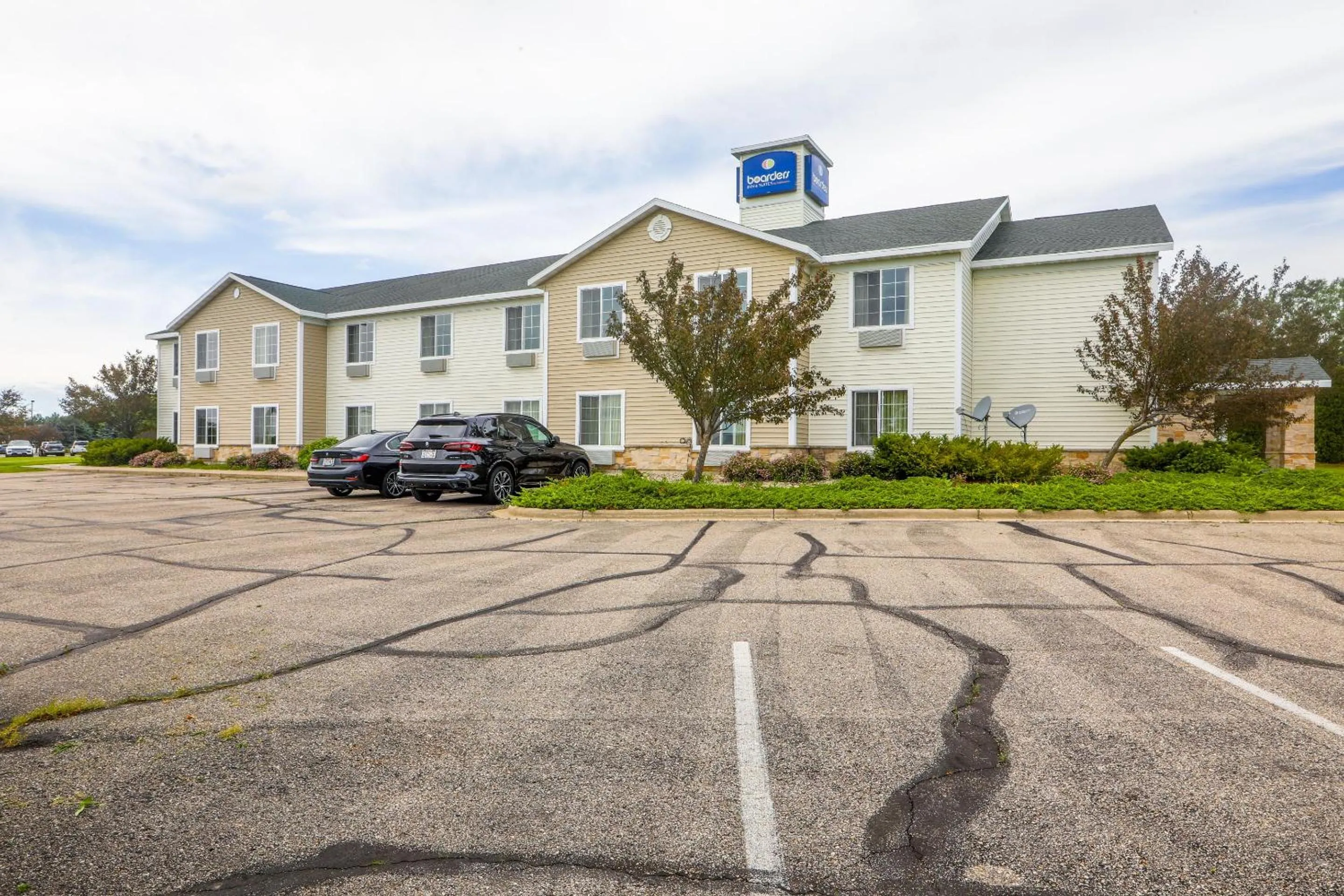 Facade/entrance in Evansville Inn & Suites by OYO
