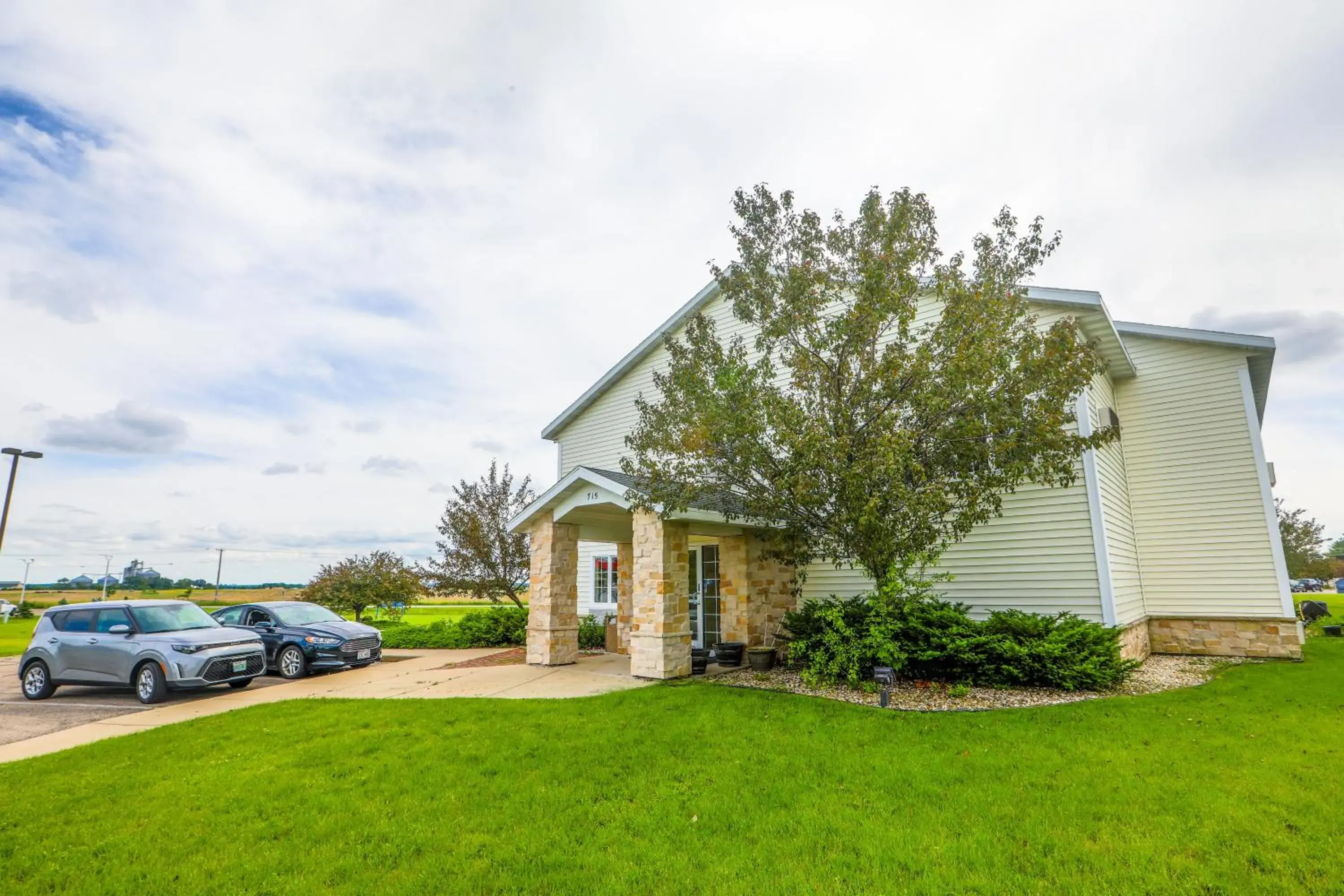 Facade/entrance in Evansville Inn & Suites by OYO Facade/entrance in Evansville Inn & Suites by OYO