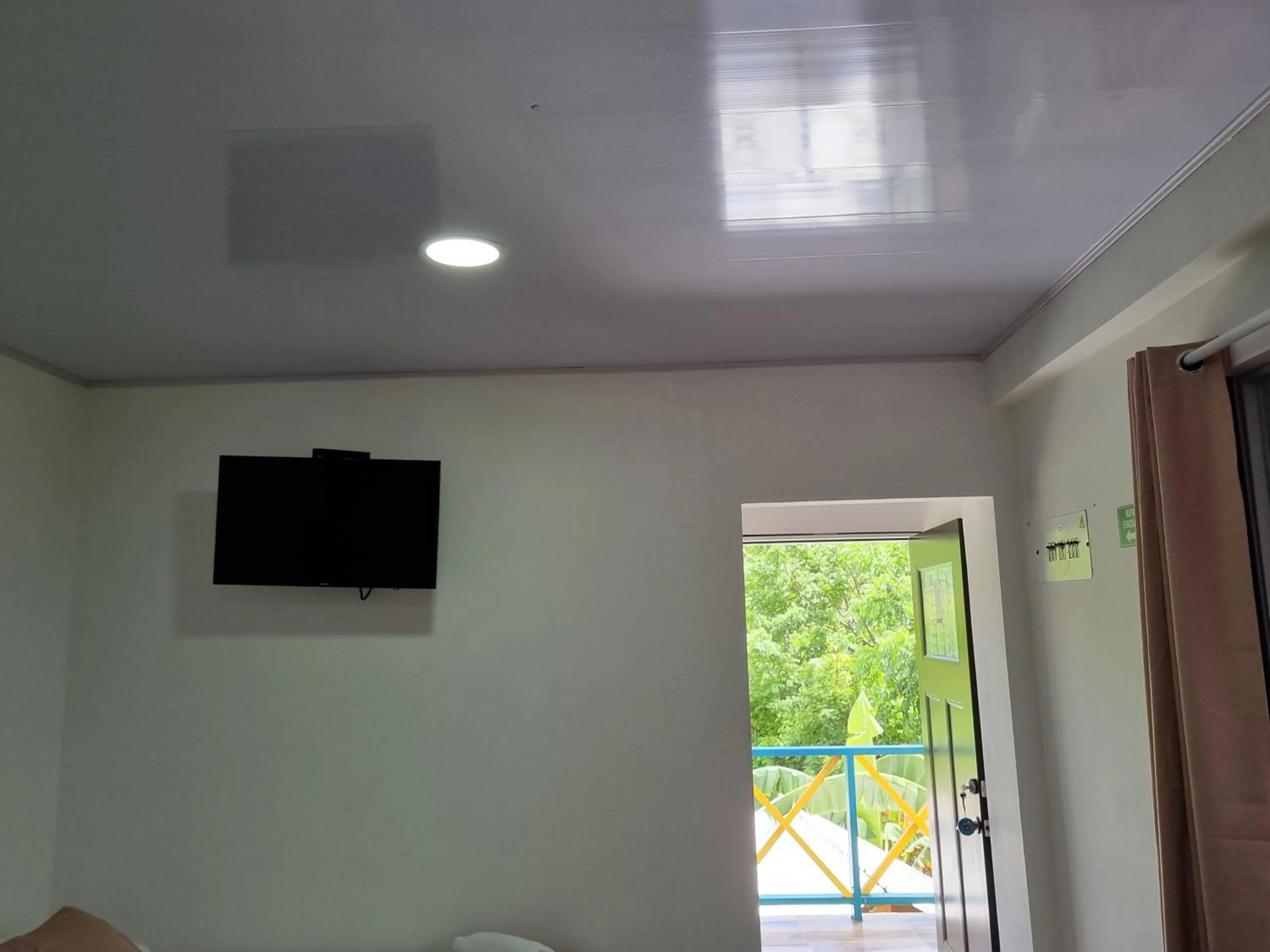 Communal lounge/ TV room in Shell Sea B & B