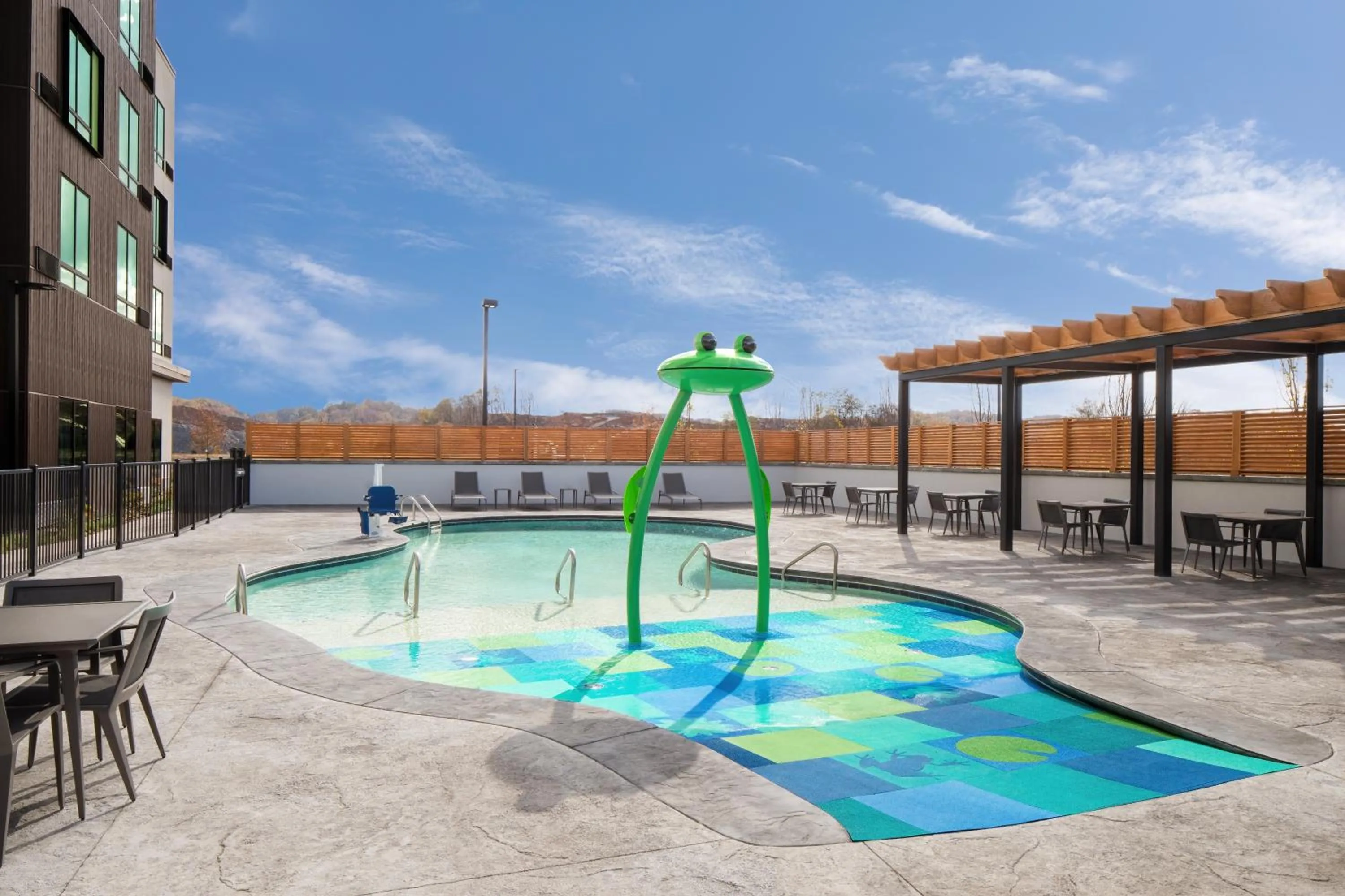 Swimming pool in Courtyard by Marriott Kodak Sevierville