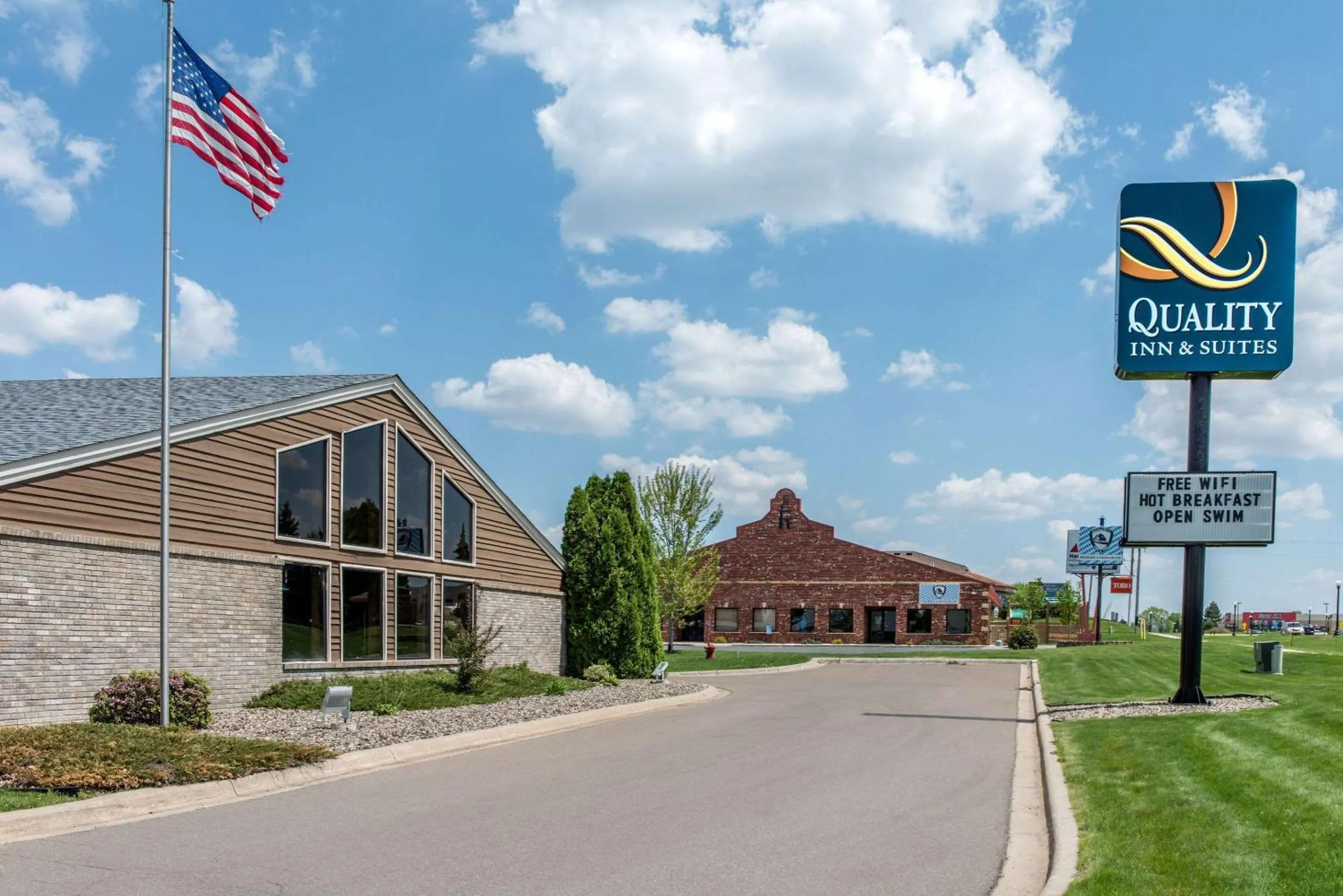 Property building in New Prague Inn & Suites, New Prauge