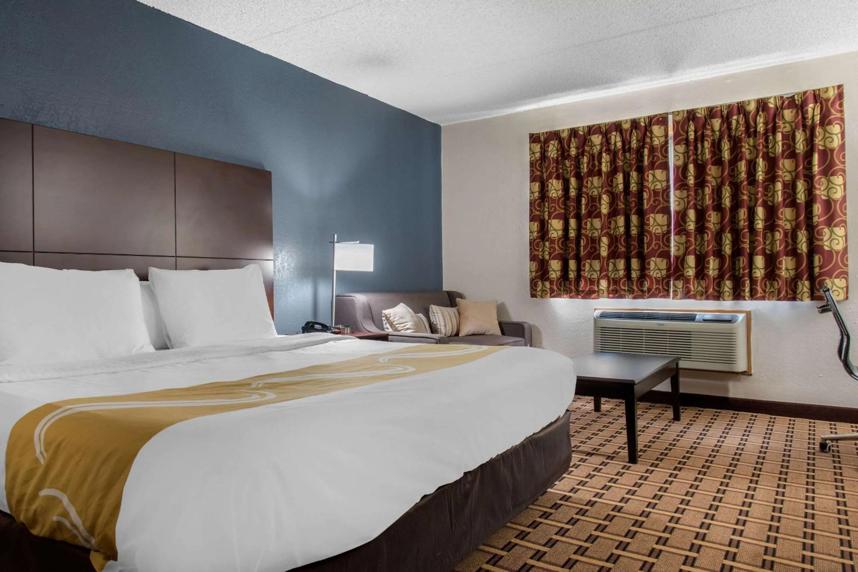 Photo of the whole room, Bed in New Prague Inn & Suites, New Prauge