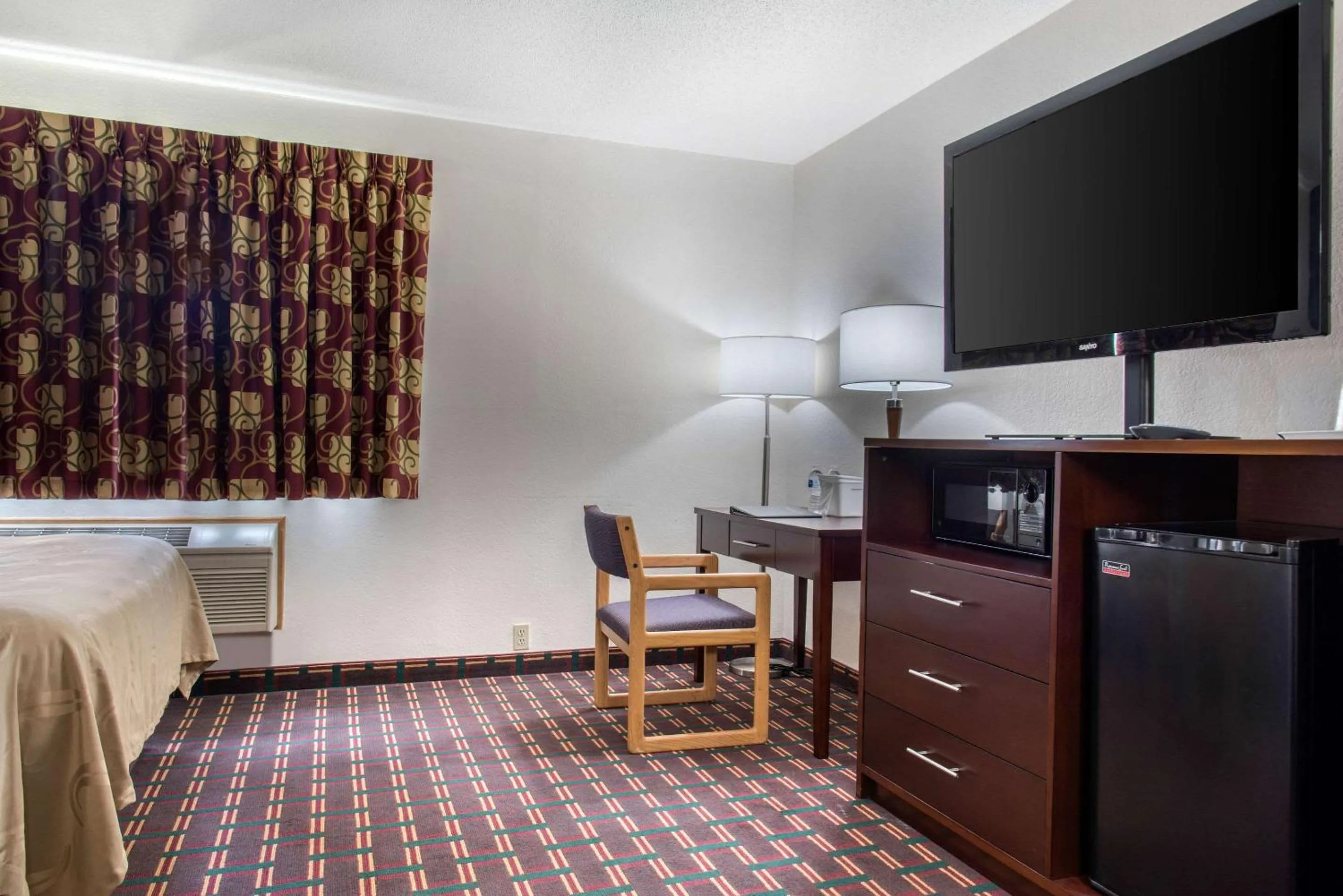 Photo of the whole room, Bed in New Prague Inn & Suites, New Prauge