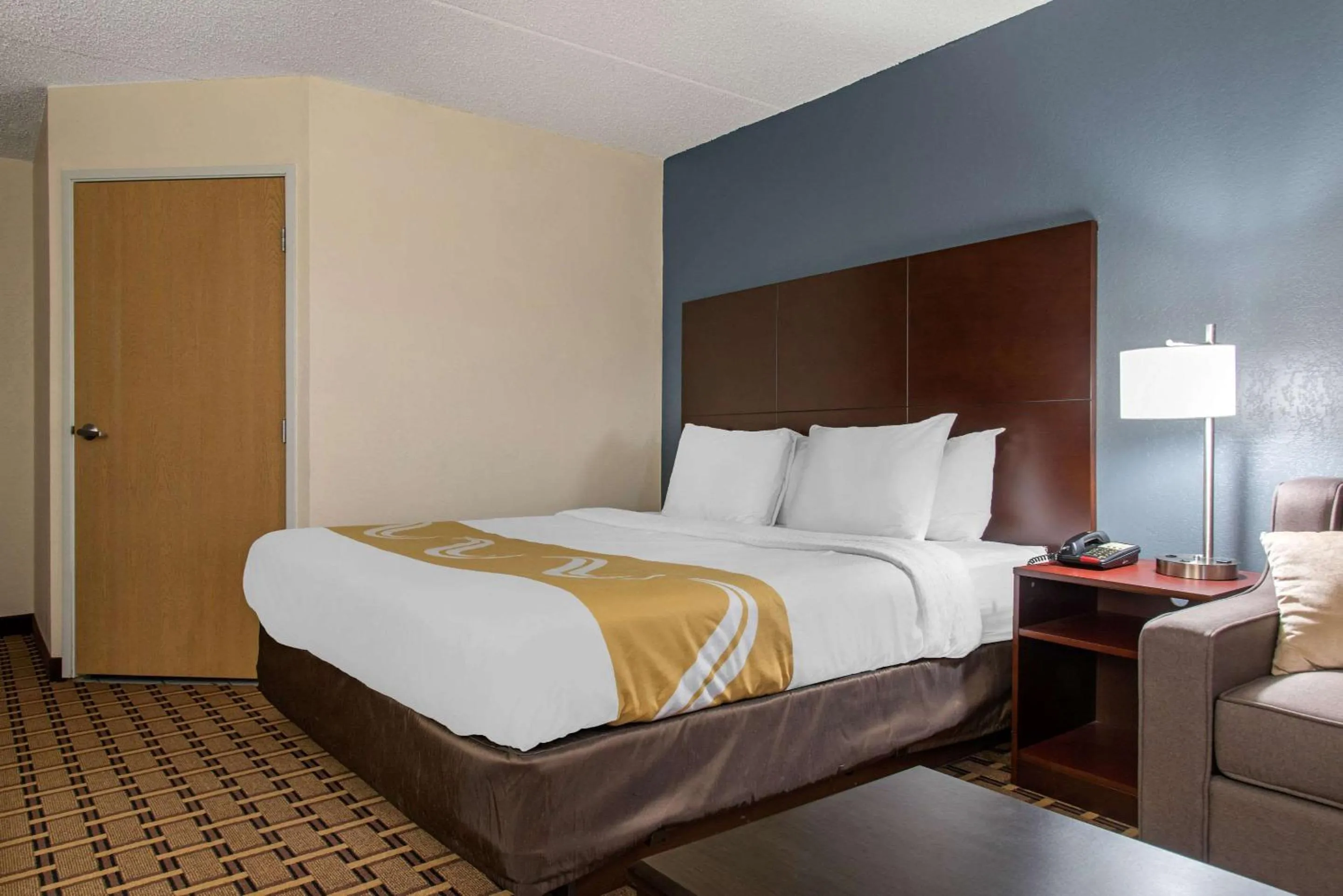 Photo of the whole room, Bed in New Prague Inn & Suites, New Prauge