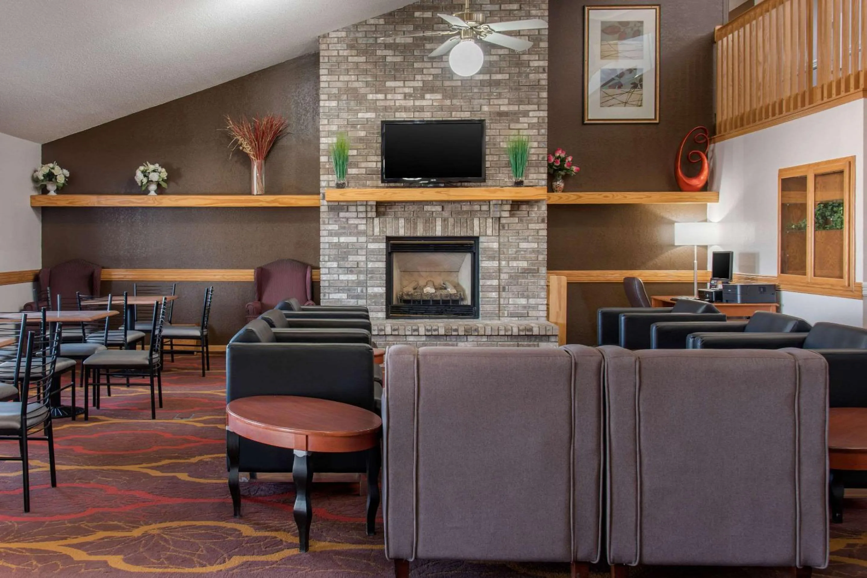 Lobby or reception in New Prague Inn & Suites, New Prauge