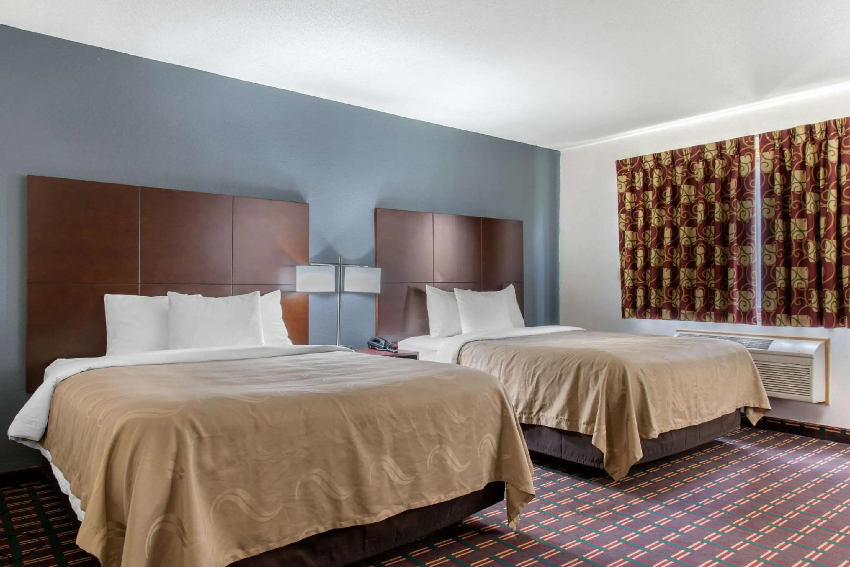 Photo of the whole room, Bed in New Prague Inn & Suites, New Prauge