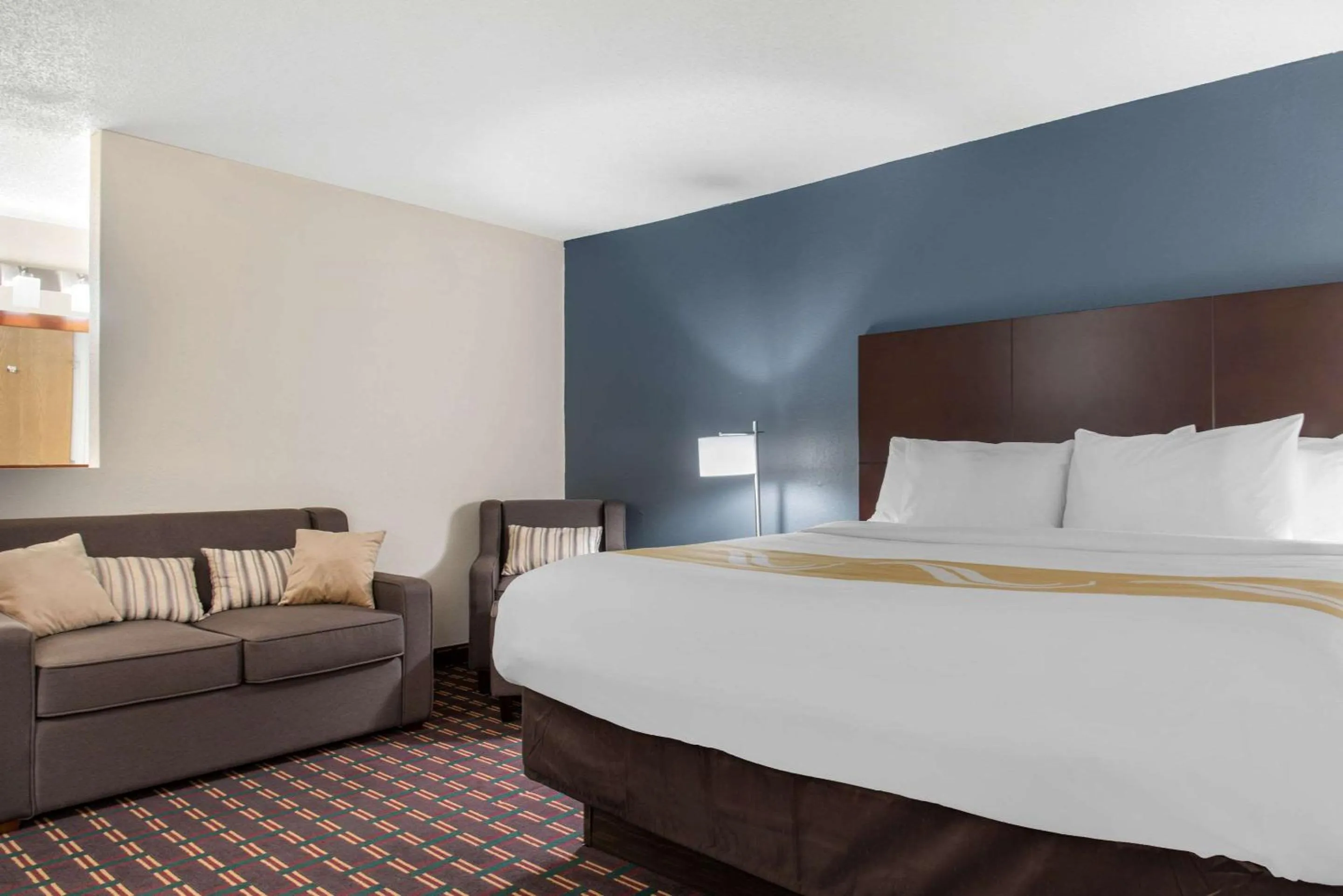 Photo of the whole room, Bed in New Prague Inn & Suites, New Prauge