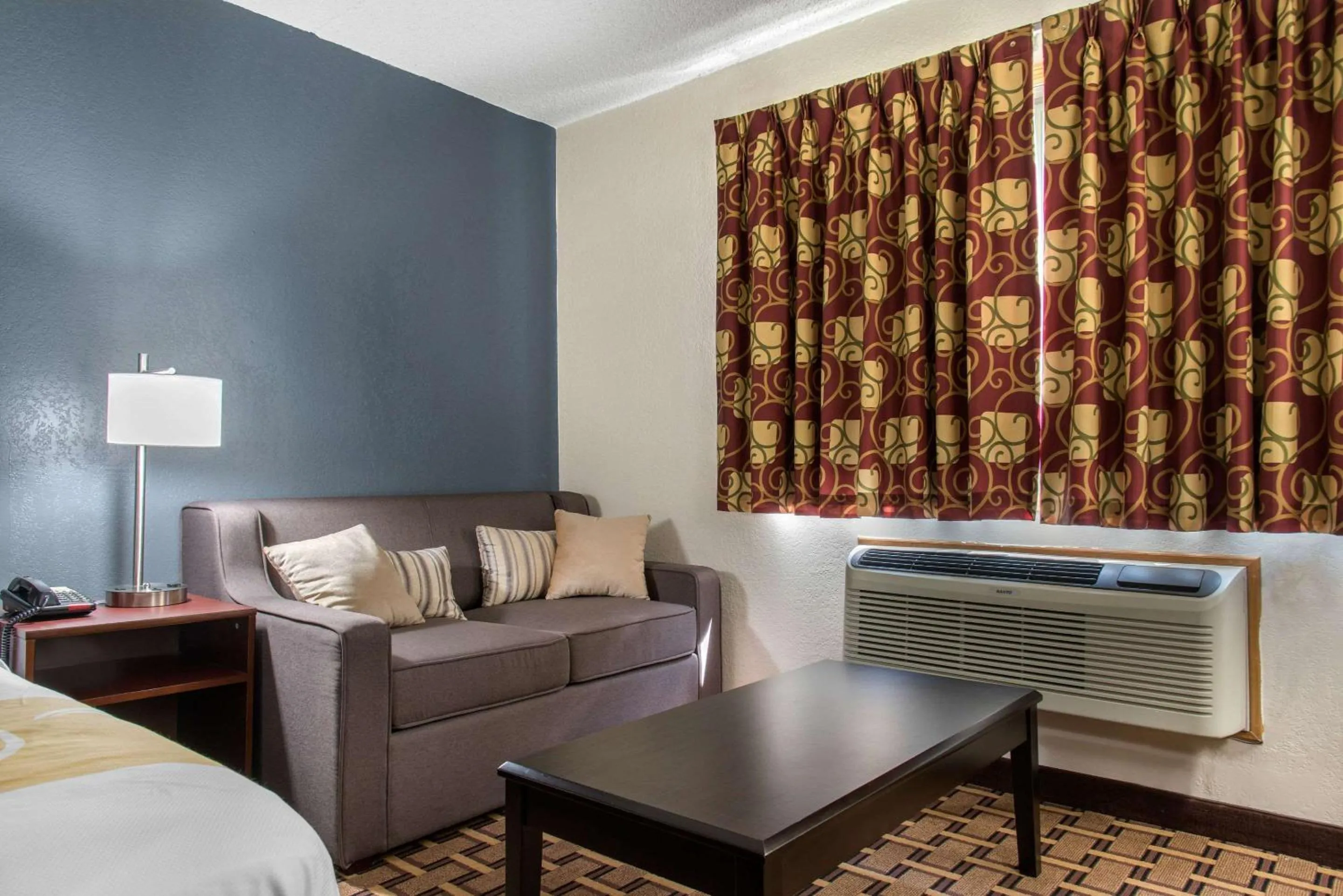 Photo of the whole room, Bed in New Prague Inn & Suites, New Prauge