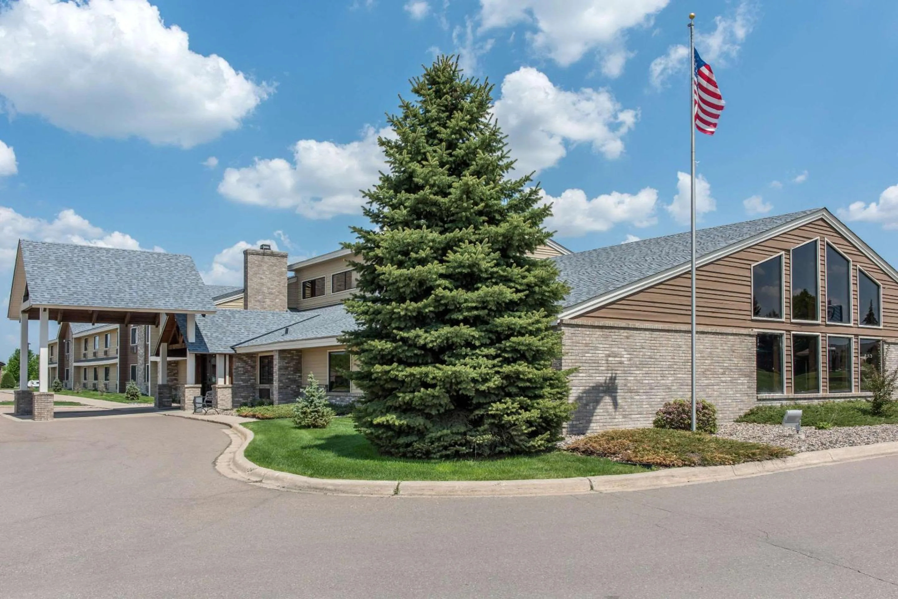 Property building in New Prague Inn & Suites, New Prauge