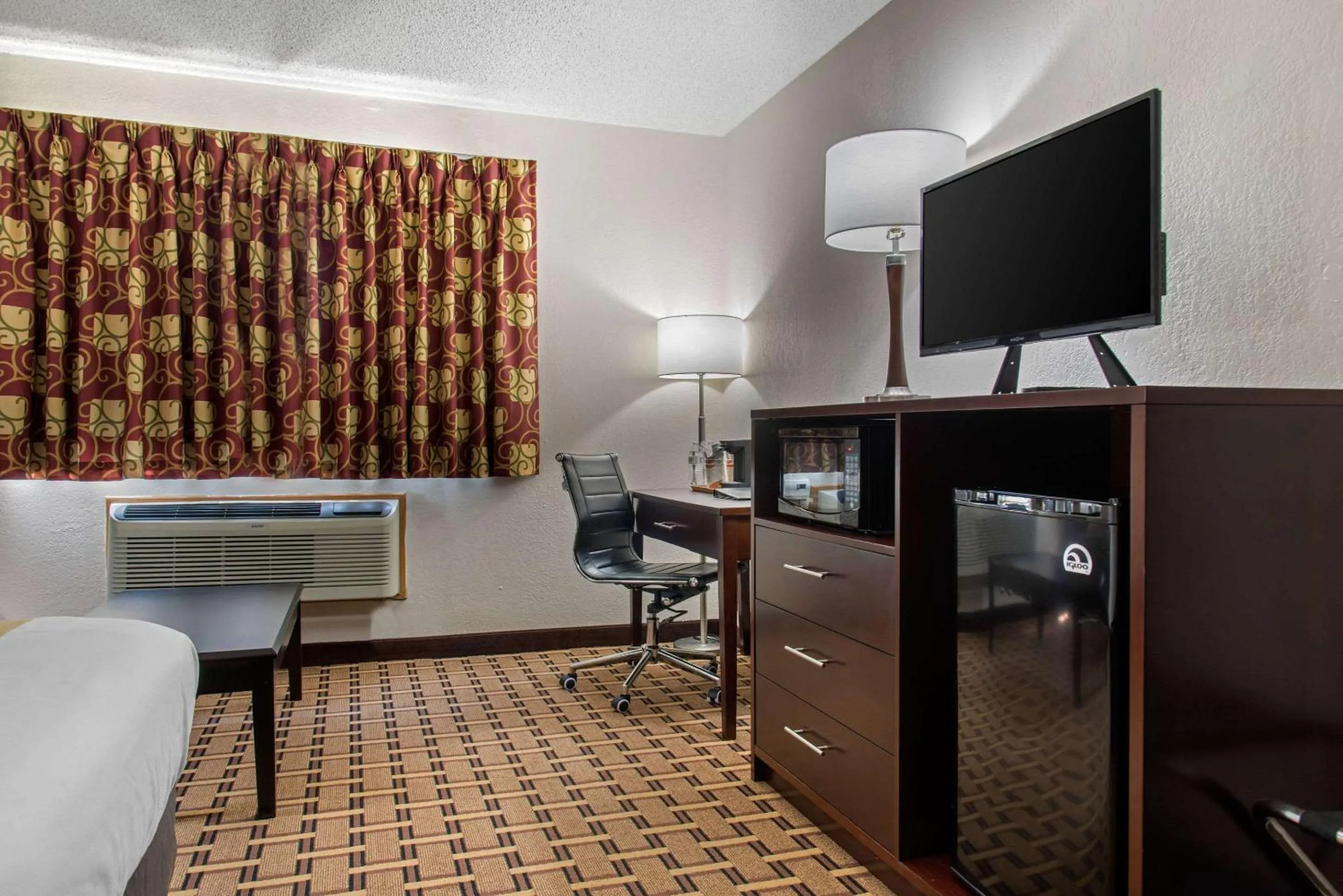 Photo of the whole room, Bed in New Prague Inn & Suites, New Prauge