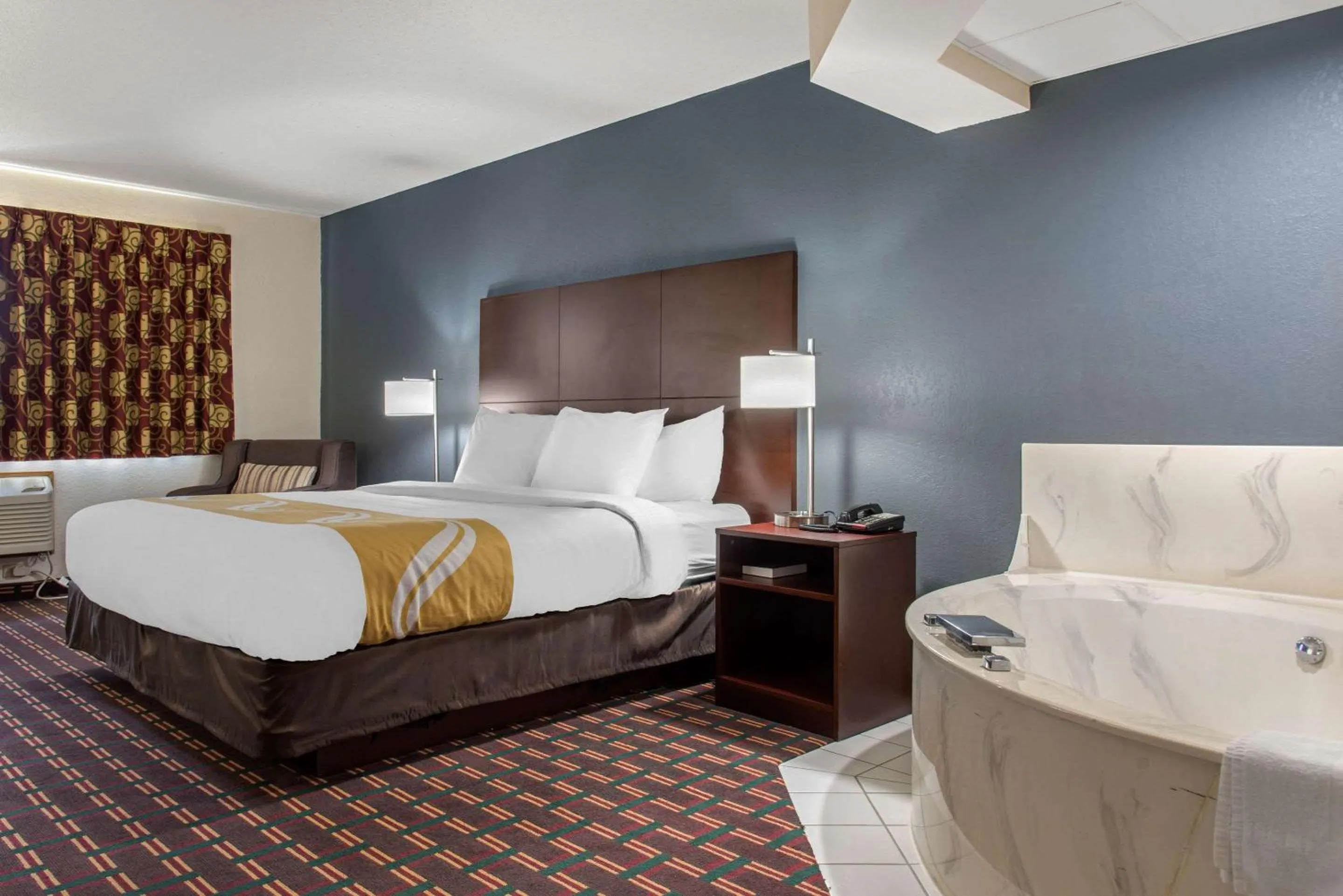 Photo of the whole room, Bed in New Prague Inn & Suites, New Prauge