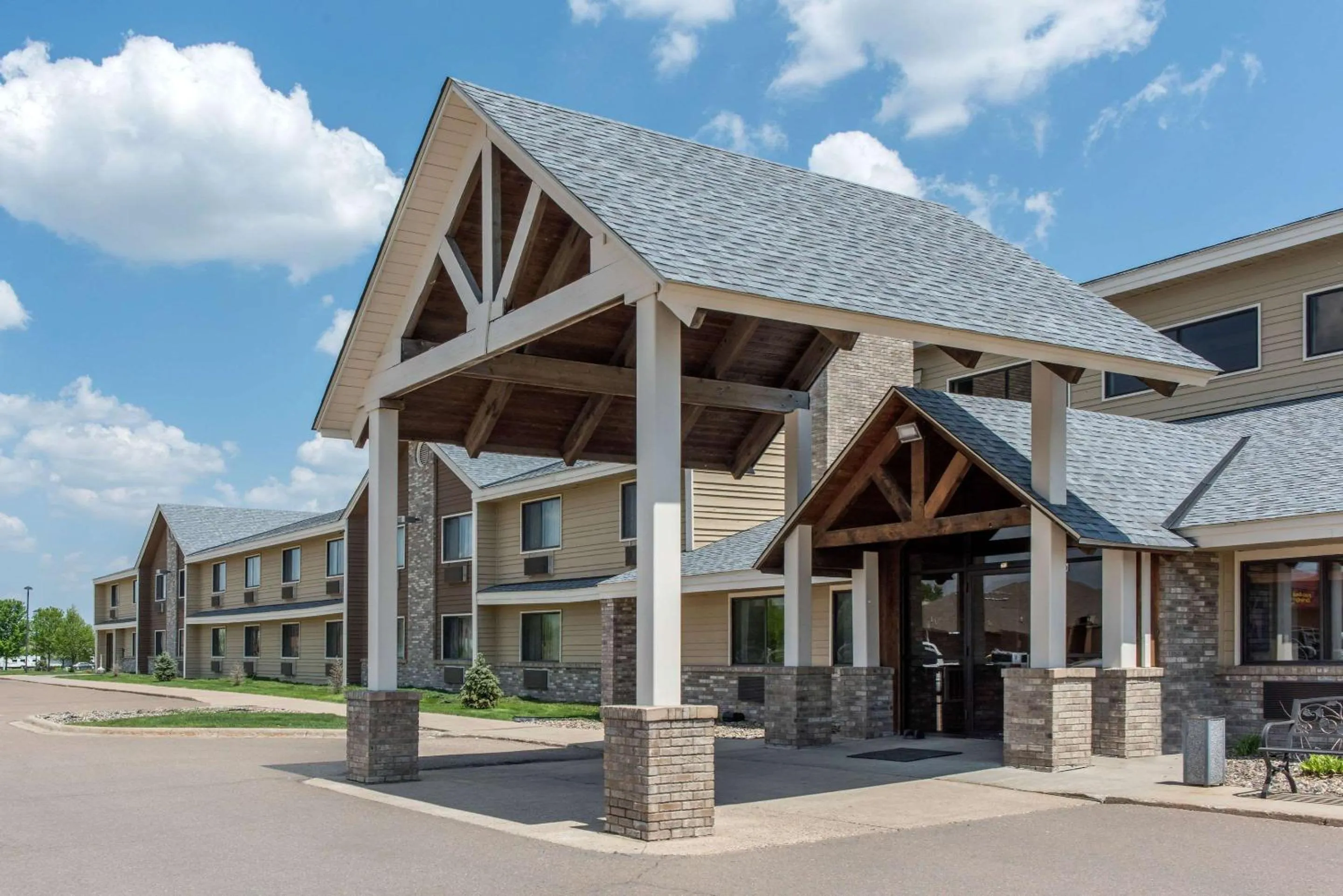 Property building in New Prague Inn & Suites, New Prauge
