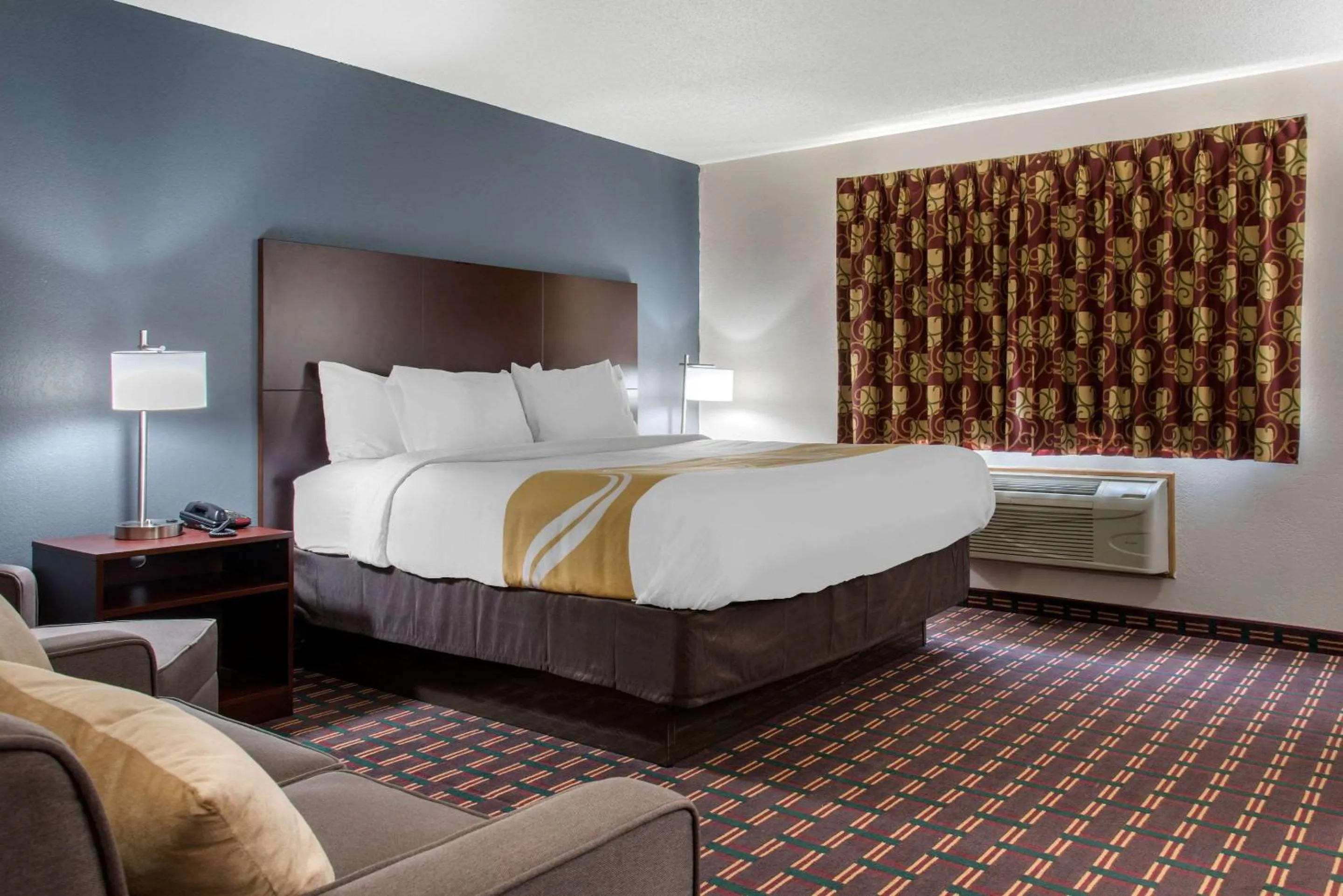 Photo of the whole room, Bed in New Prague Inn & Suites, New Prauge