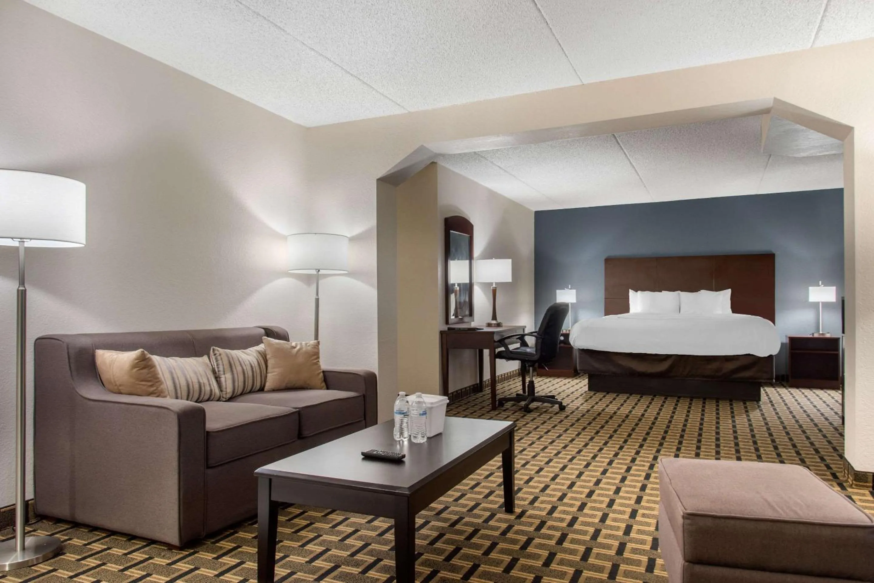 Photo of the whole room, Bed in New Prague Inn & Suites, New Prauge