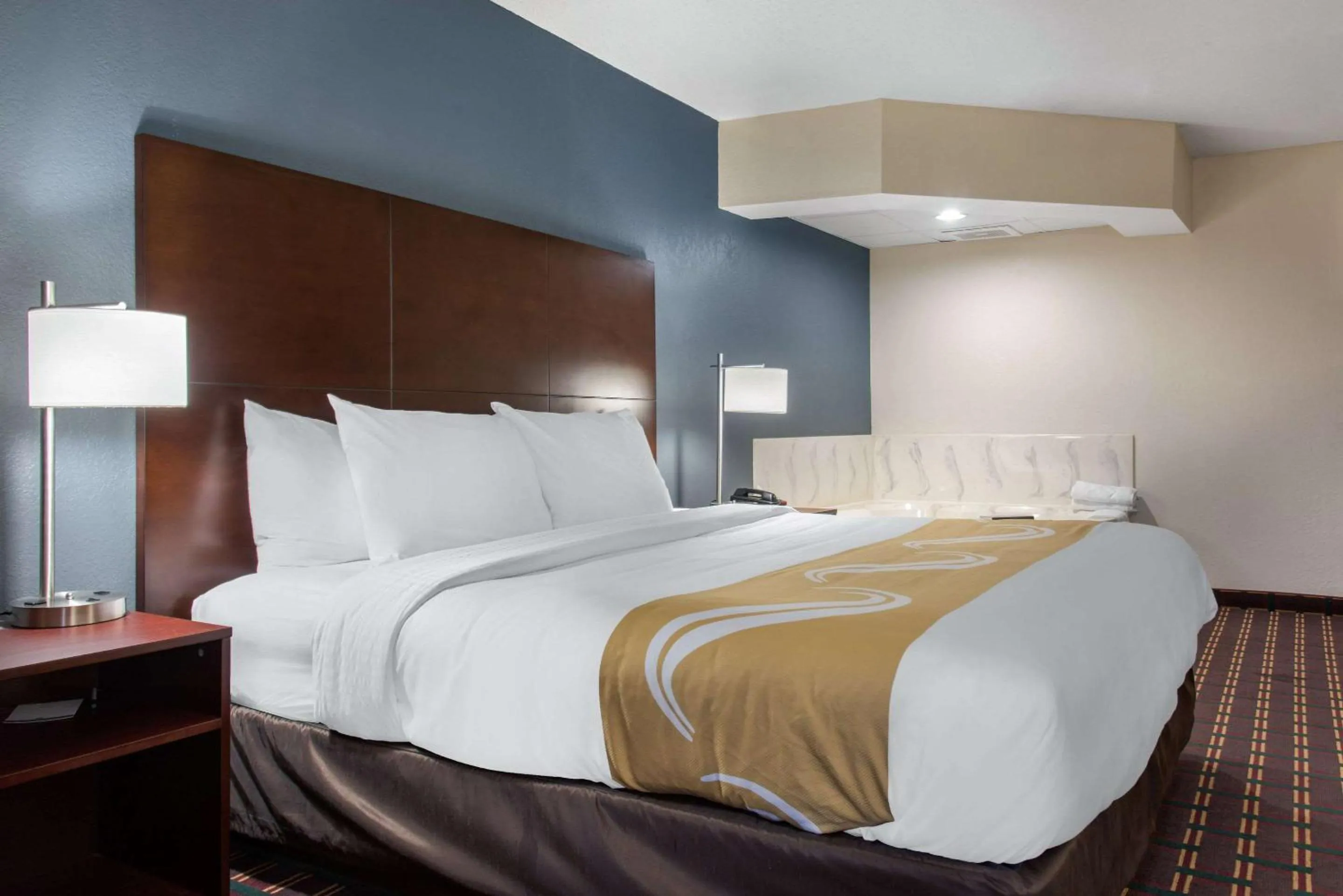 Photo of the whole room, Bed in New Prague Inn & Suites, New Prauge