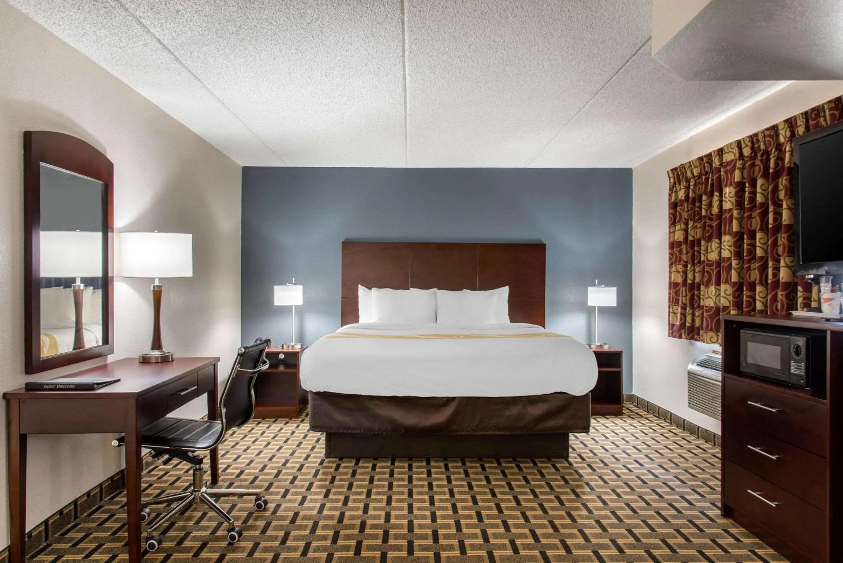Photo of the whole room, Bed in New Prague Inn & Suites, New Prauge
