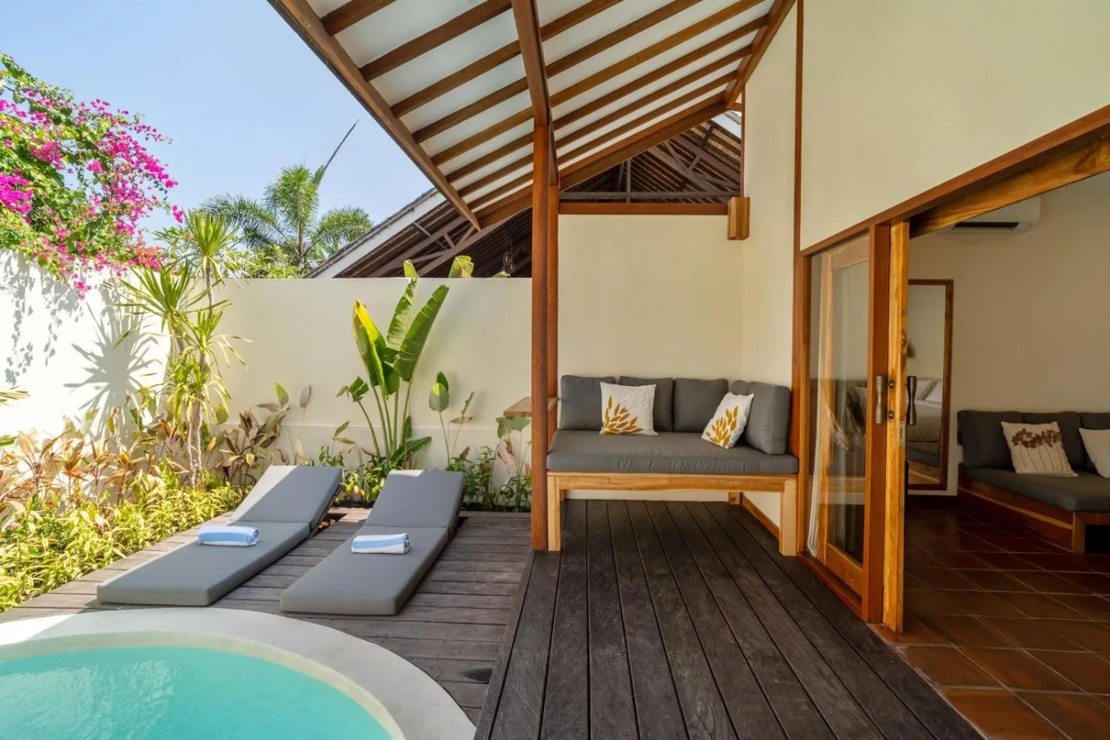 Gili Teak Beach Front Resort