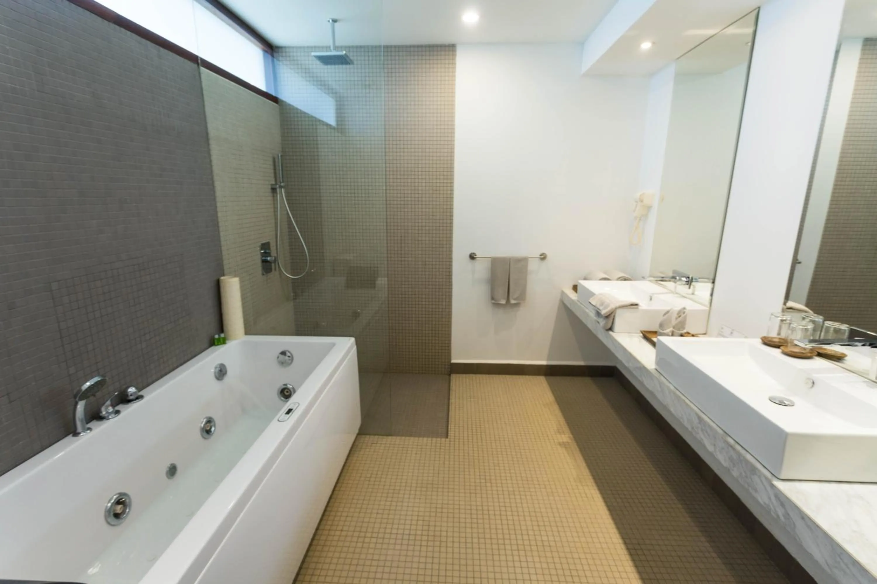 Bathroom in Hotel Somadevi Angkor Boutique and Resort