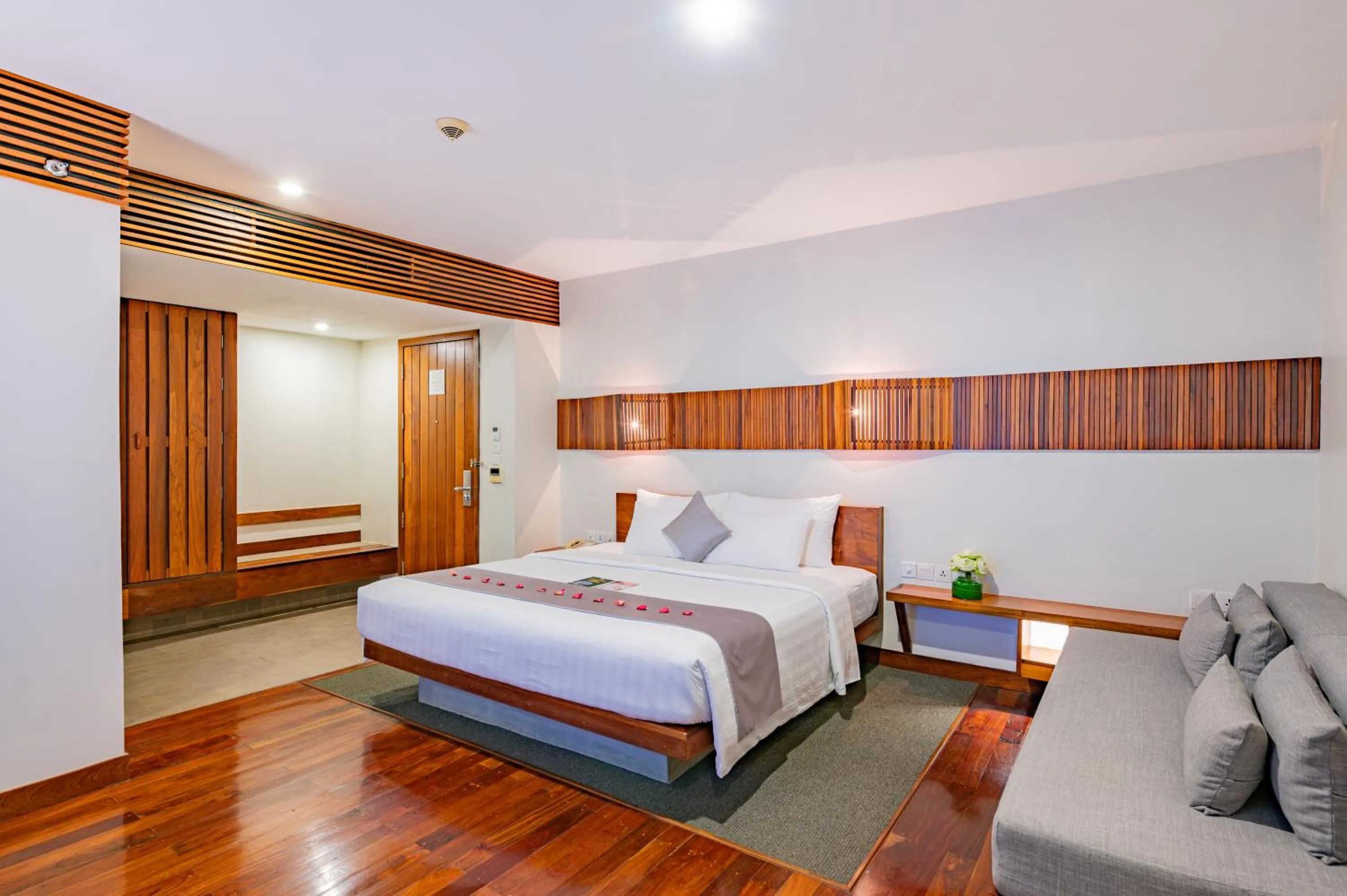 Bed in Hotel Somadevi Angkor Boutique and Resort