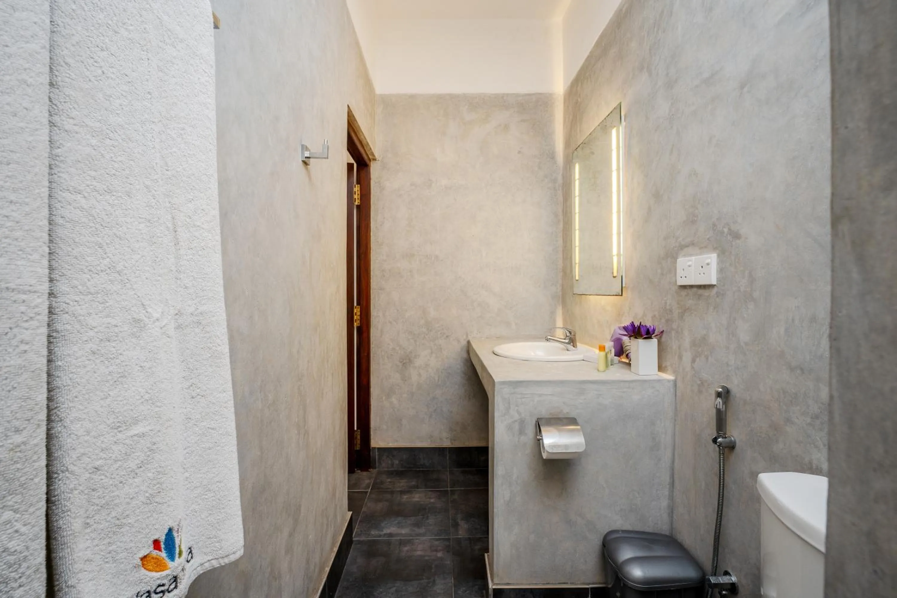 Toilet in Wasantha Garden Hotel Restaurant & Ayurvedic Treatment