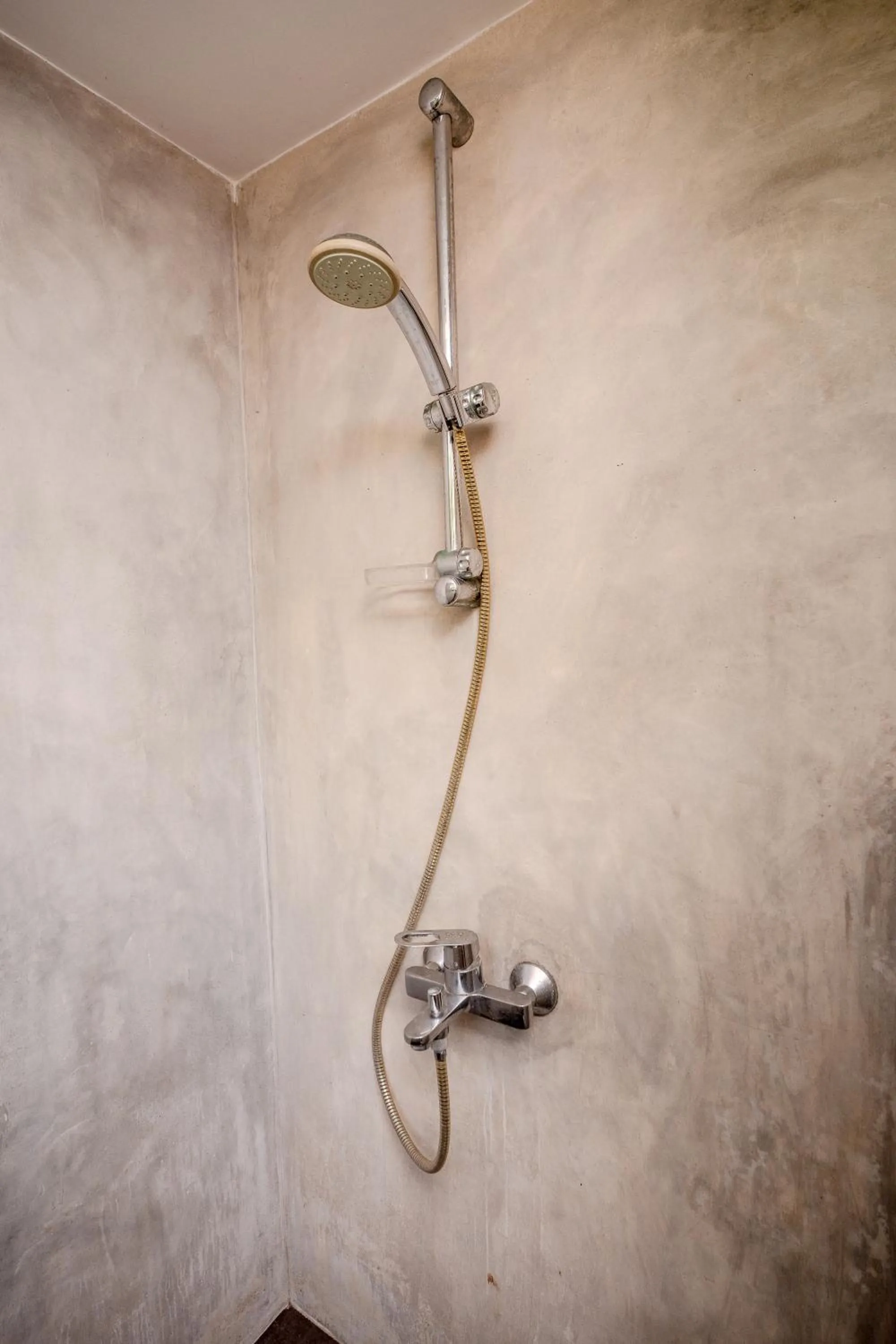 Shower in Wasantha Garden Hotel Restaurant & Ayurvedic Treatment