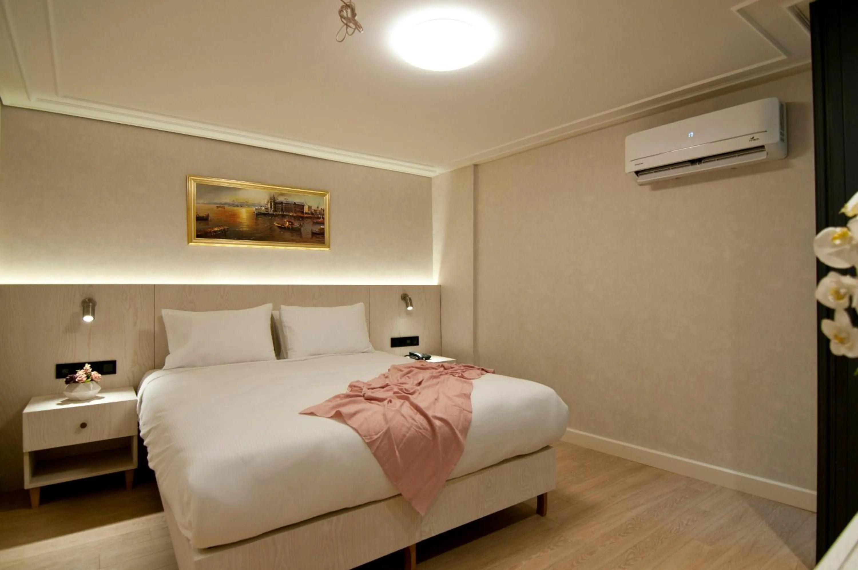 Photo of the whole room, Bed in XLoft