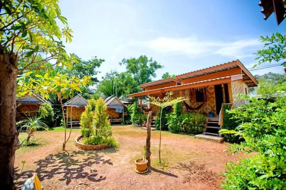 Inner courtyard view in O k Chawkoh Bungalow Inner courtyard view in O k Chawkoh Bungalow