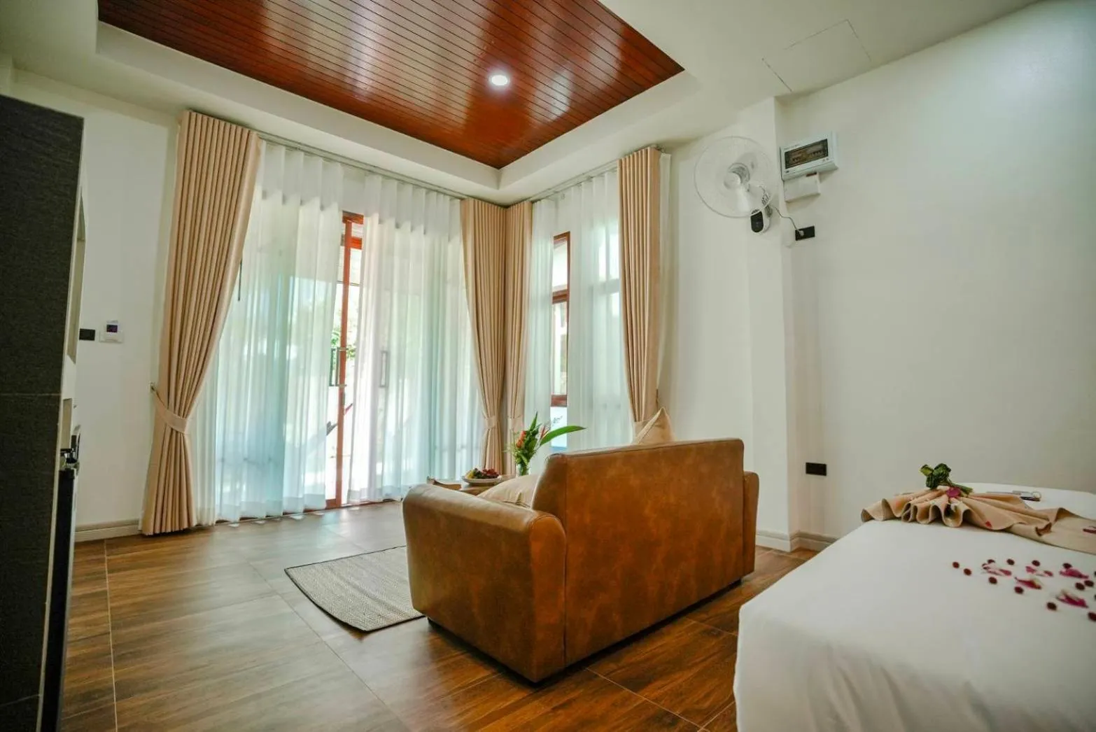 Living room, Bed in O k Chawkoh Bungalow