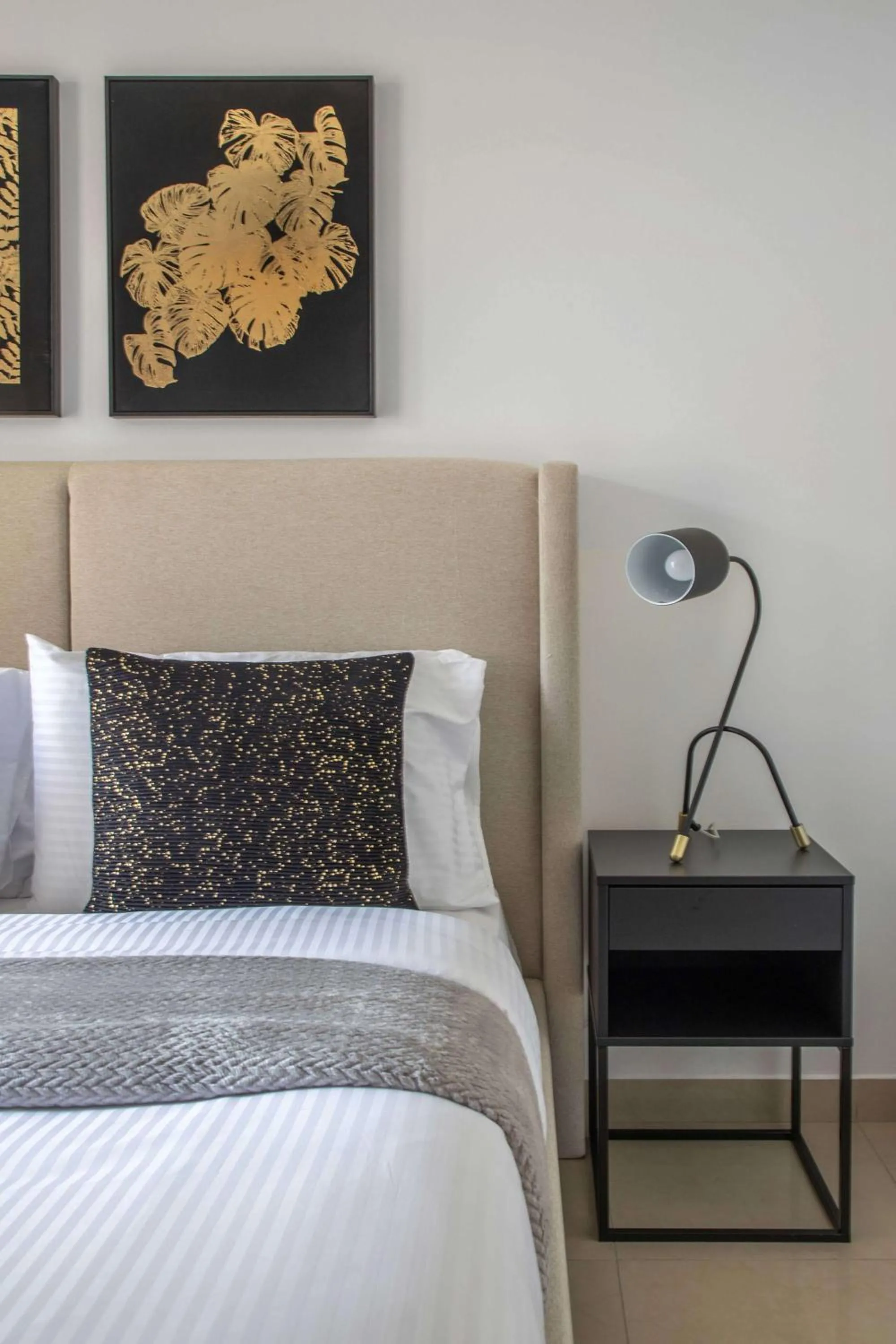 Decorative detail, Bed in Frank Porter - Arno A