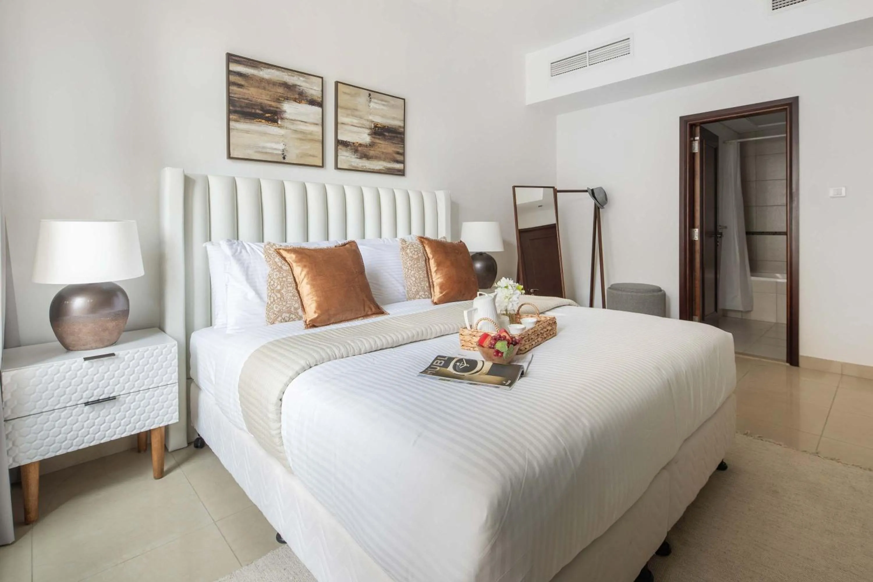 Bedroom, Bed in Frank Porter - Arno A