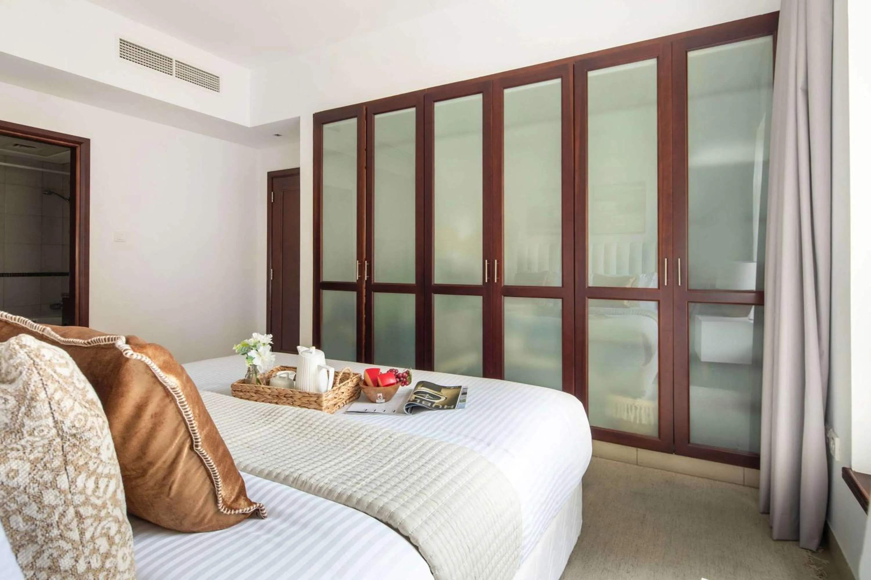 Bedroom, Bed in Frank Porter - Arno A
