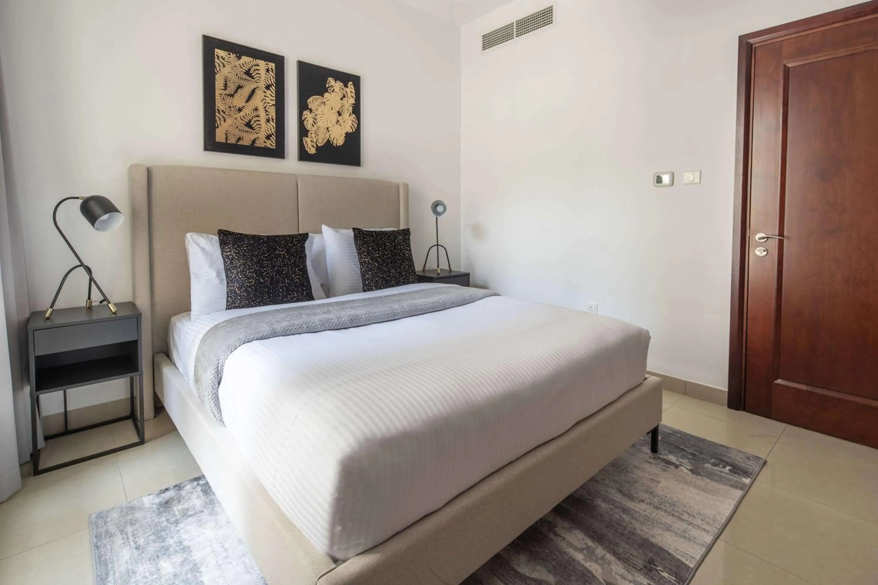 Bedroom, Bed in Frank Porter - Arno A