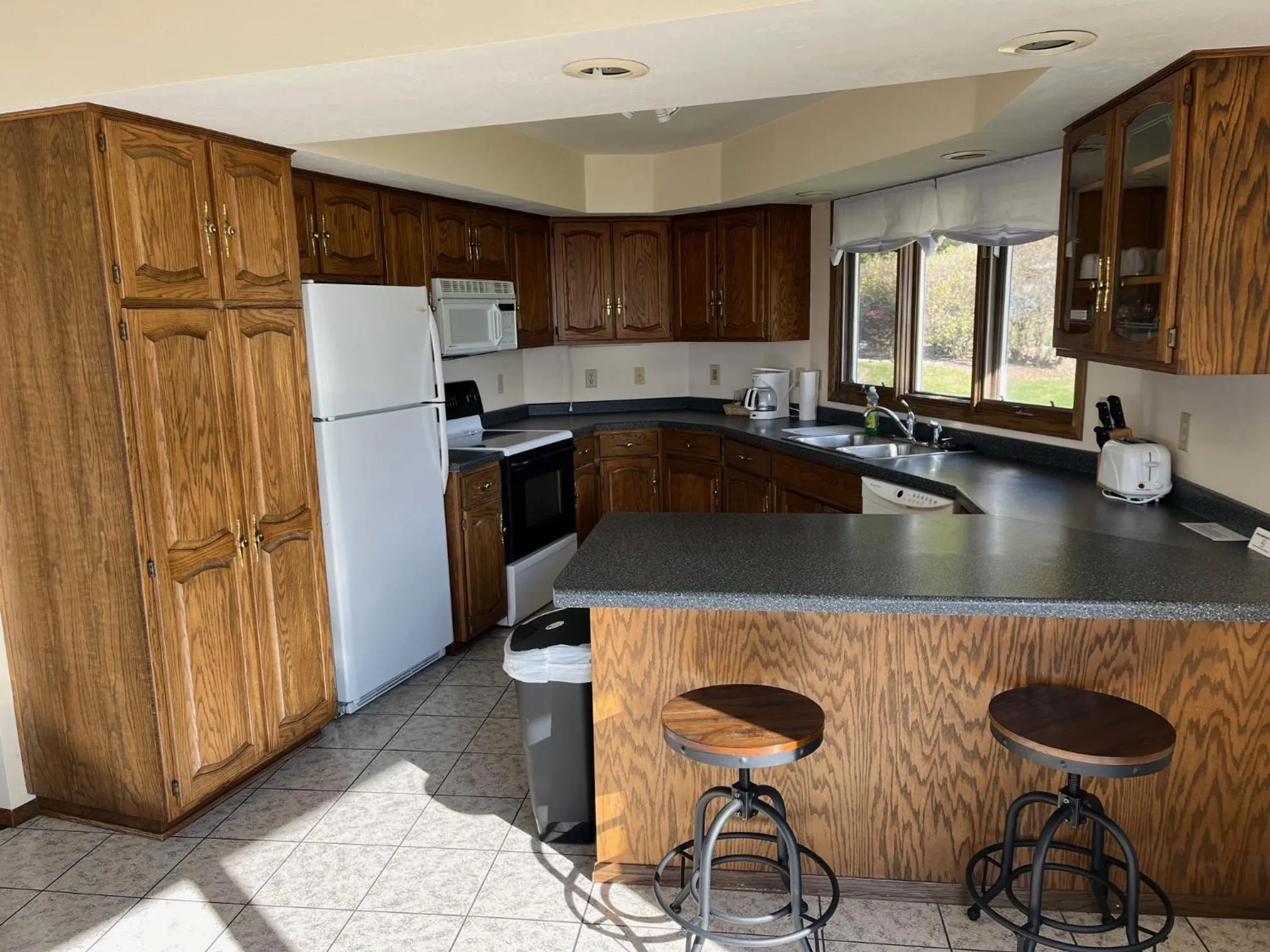 kitchen in Harbor Inn Algoma