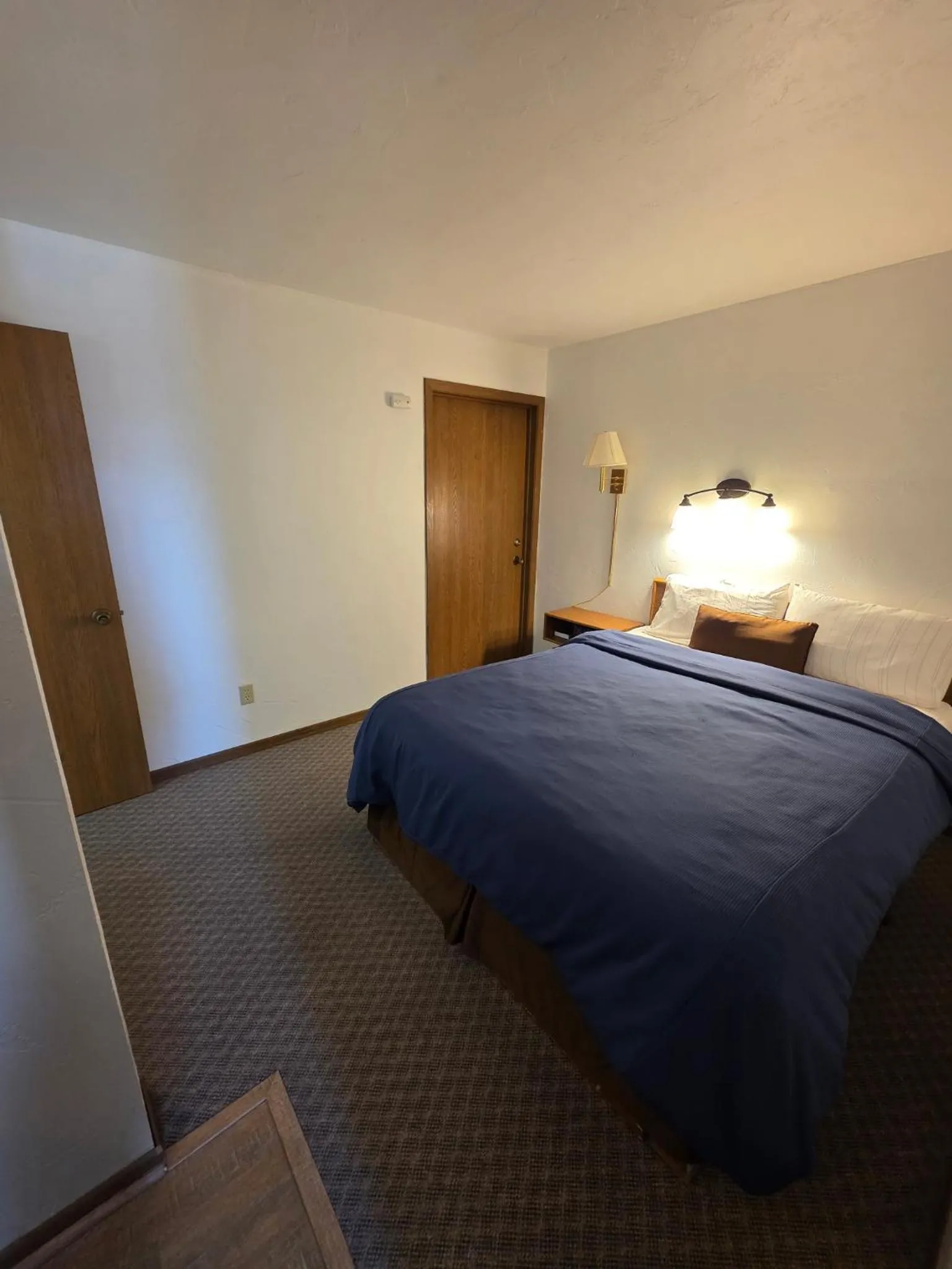 Bed in Harbor Inn Algoma