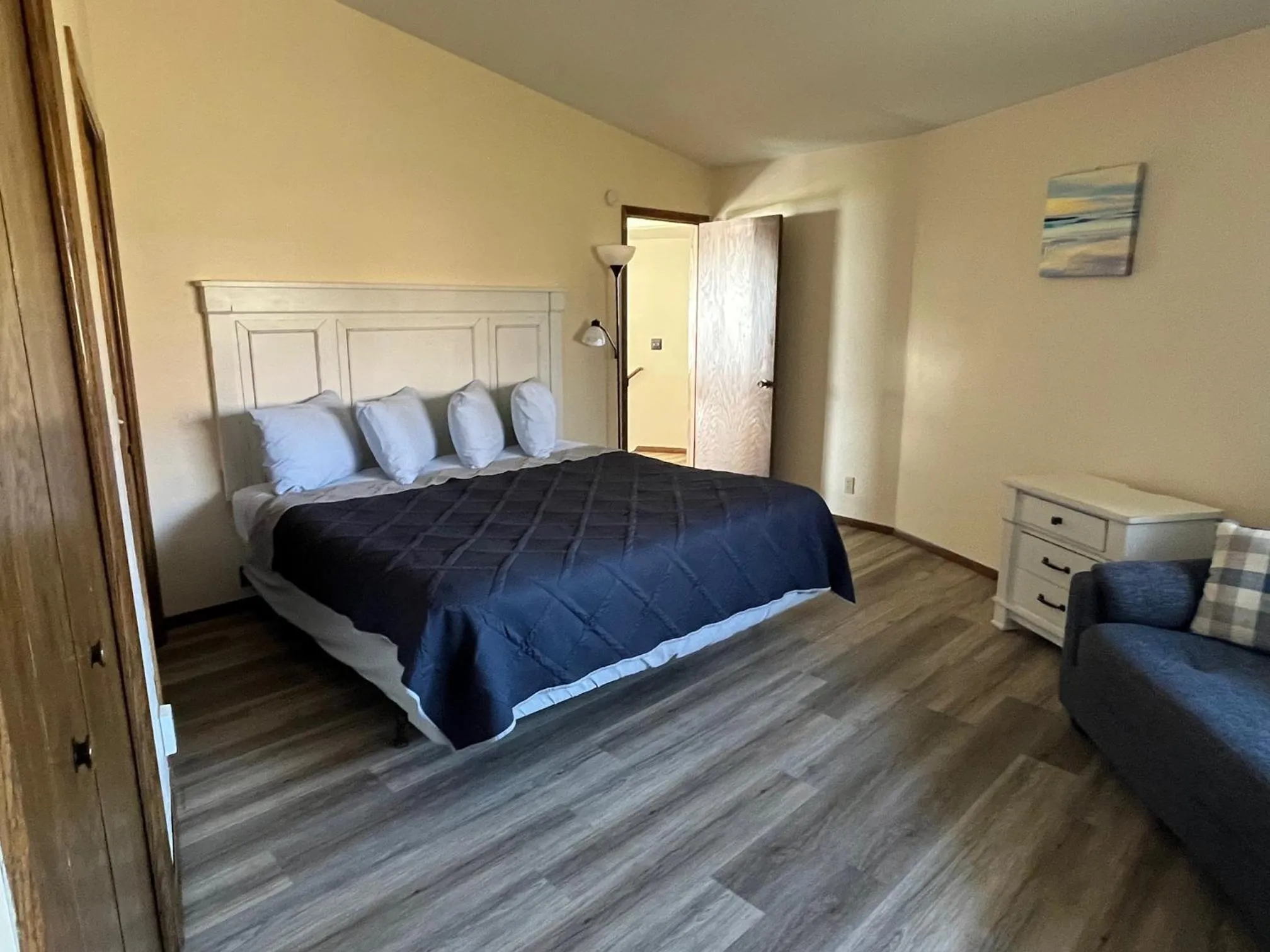 Bed in Harbor Inn Algoma